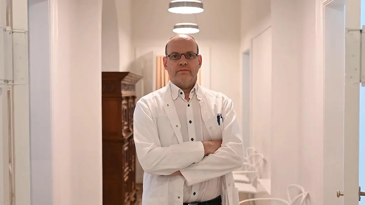 Weil er zu viele Patienten annimmt! Arzt kassiert fette Strafe "Das ist eine Unverschämtheit"