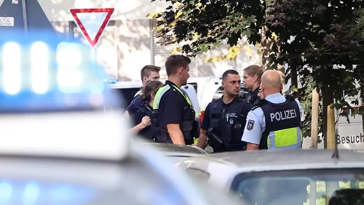 Lehrerin durch Angriff verletzt – Tatverdächtiger festgenommen Alarm an Berufskolleg in Essen