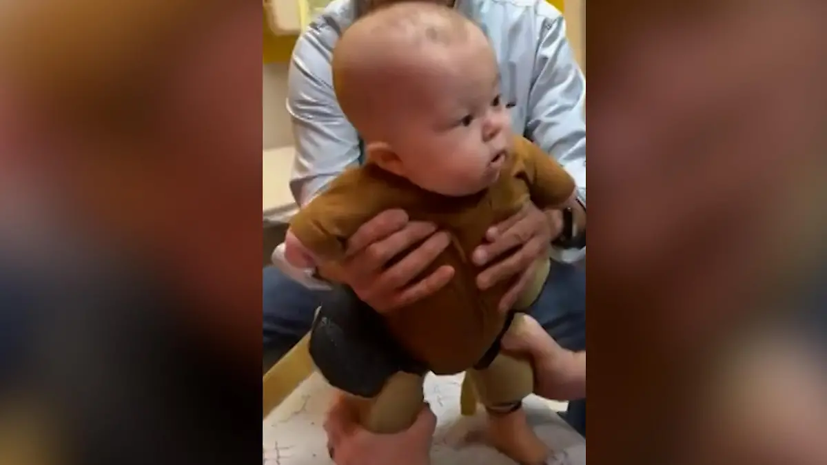 Keine Arme, keine Beine! Hier steht Bryson (1) zum ersten Mal Diese Prothesen verändern sein Leben