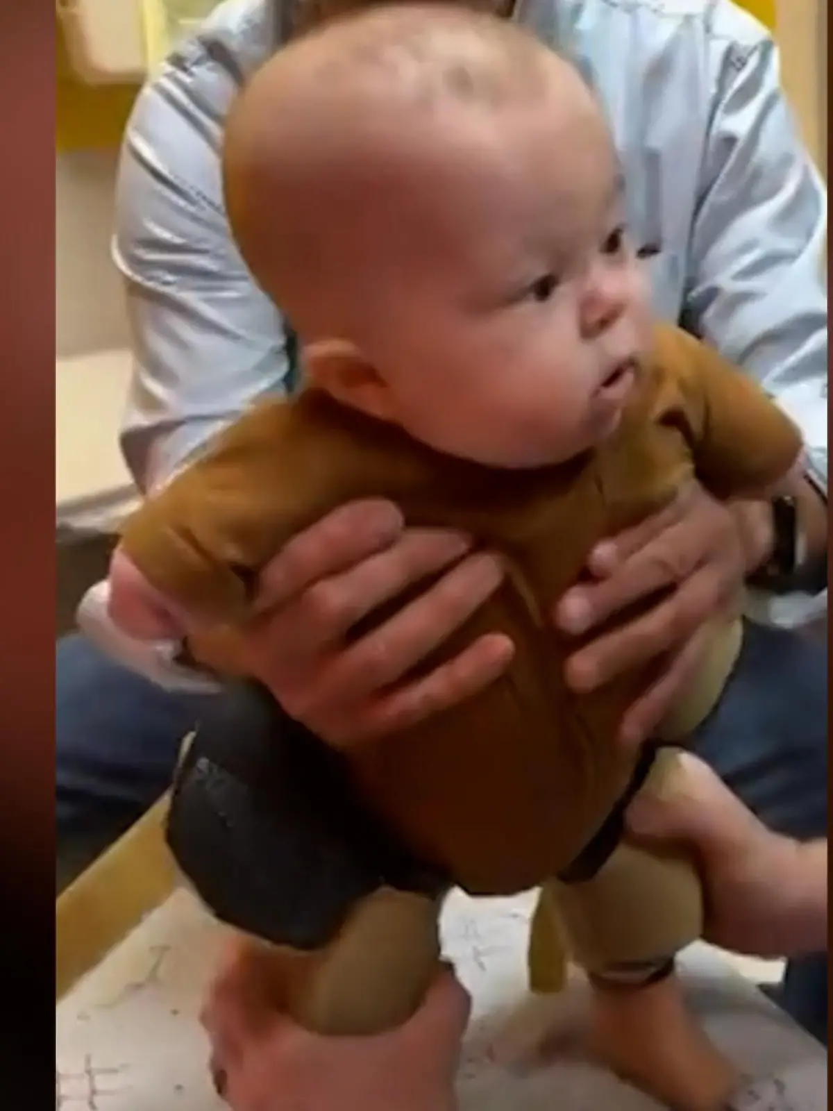 Bild zu: "Keine Arme, keine Beine! Hier steht Bryson (1) zum ersten Mal"