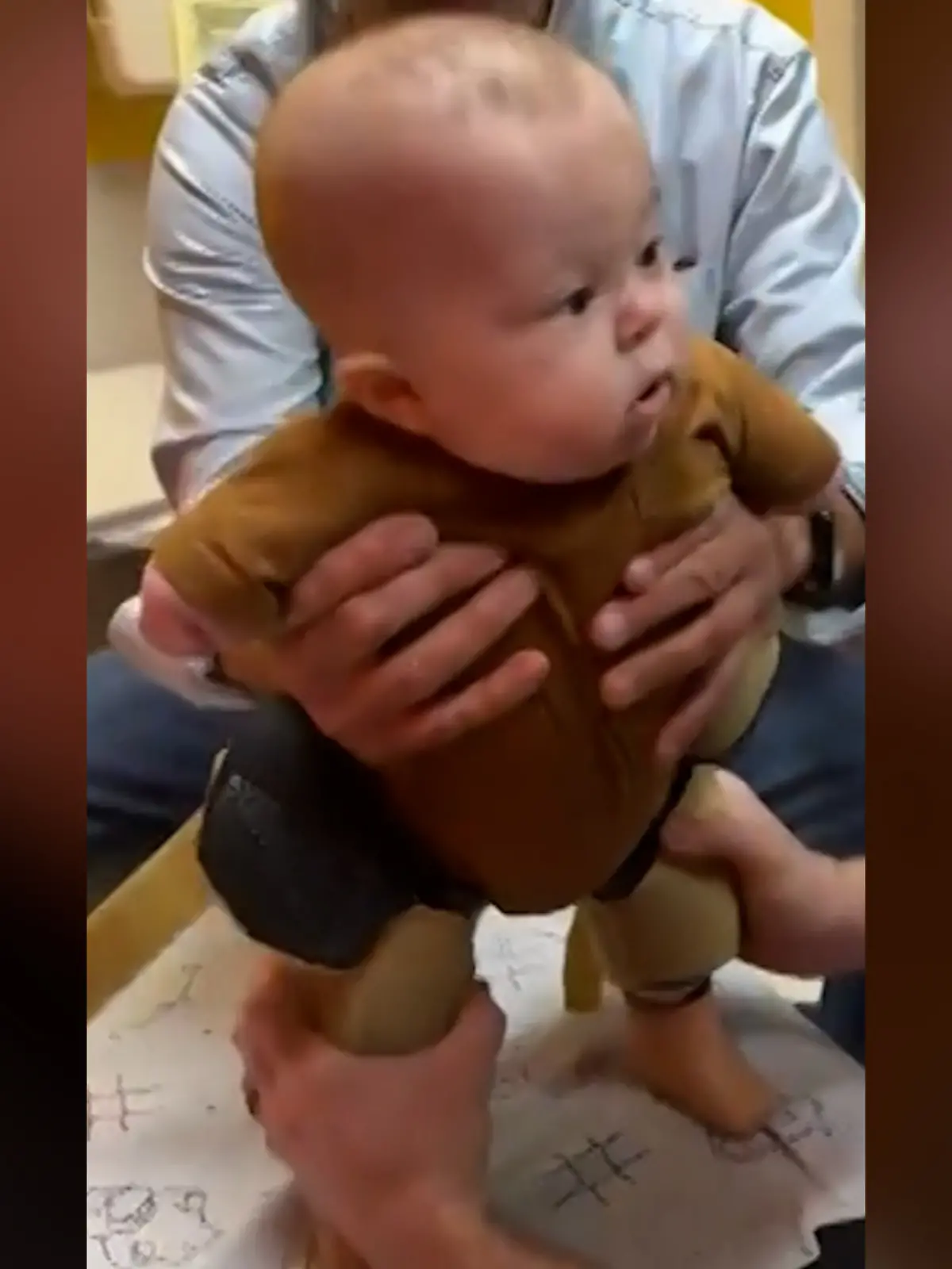 Keine Arme, keine Beine! Hier steht Bryson (1) zum ersten Mal