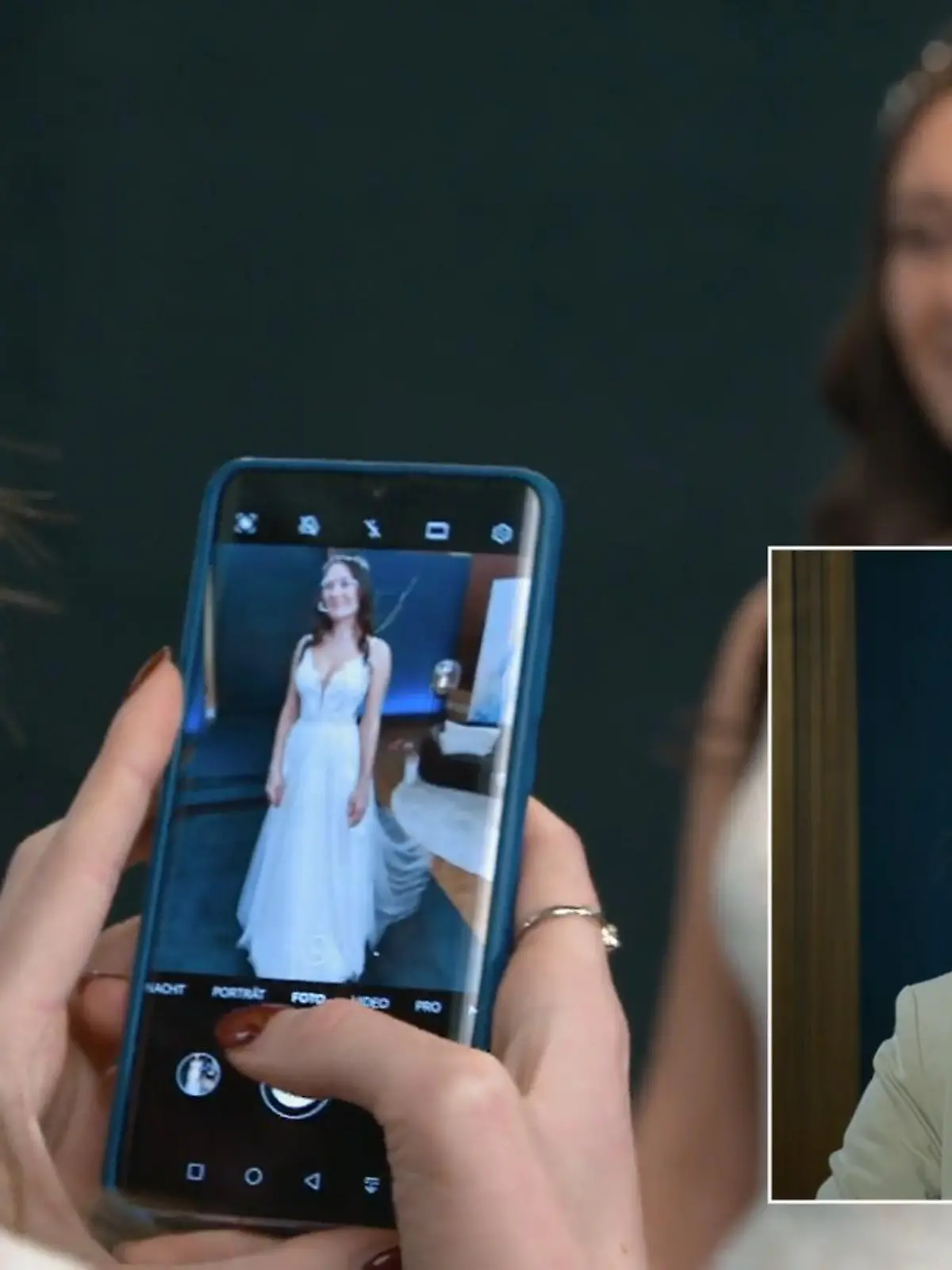 Bild zu: "Ein Foto vom Kleid muss her!"