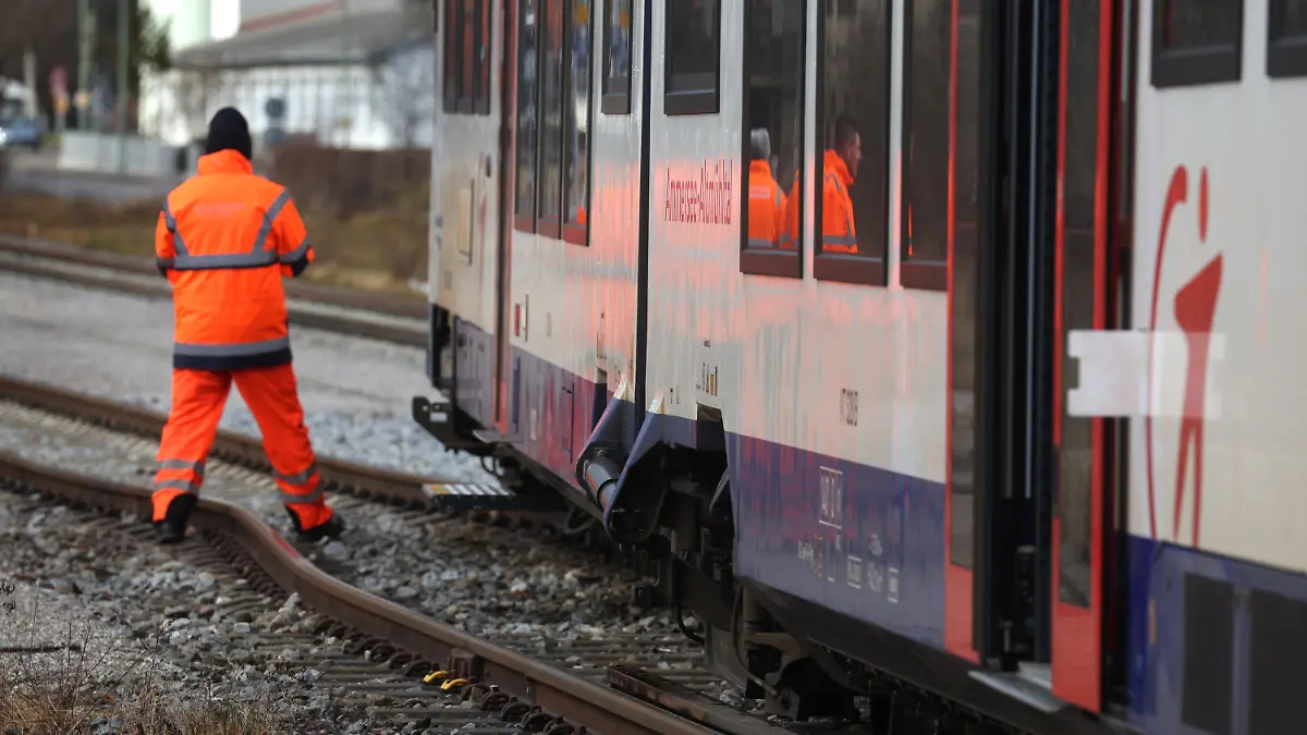 10.01.2023, Bayern, Peiting: Ein entgleister Zug der Bayerischen Regiobahn steht zwischen den Gleisen im Bahnhofsbereich. Ein Teil des vorderen Zuges sei im Bereich des Bahnhofs Peiting-Ost aus den Schienen gesprungen, sagte eine Sprecherin der Bundespolizei. Der Zug sei zum Zeitpunkt des Unglücks gegen 7.30 Uhr mit gut 50 Fahrgästen besetzt gewesen, darunter viele Schüler, sagte die Polizeisprecherin. Foto: Karl-Josef Hildenbrand/dpa +++ dpa-Bildfunk +++