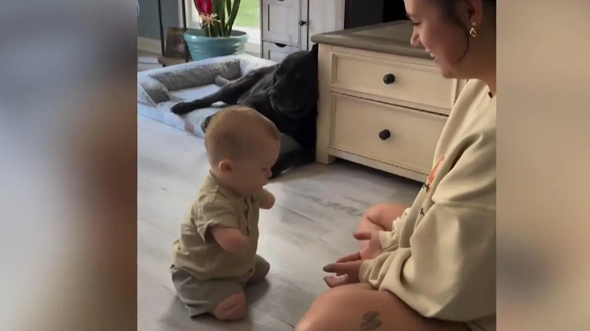Keine Arme, keine Beine! Hier macht Bryson (1) seine ersten Schritte Diese Prothesen verändern sein Leben