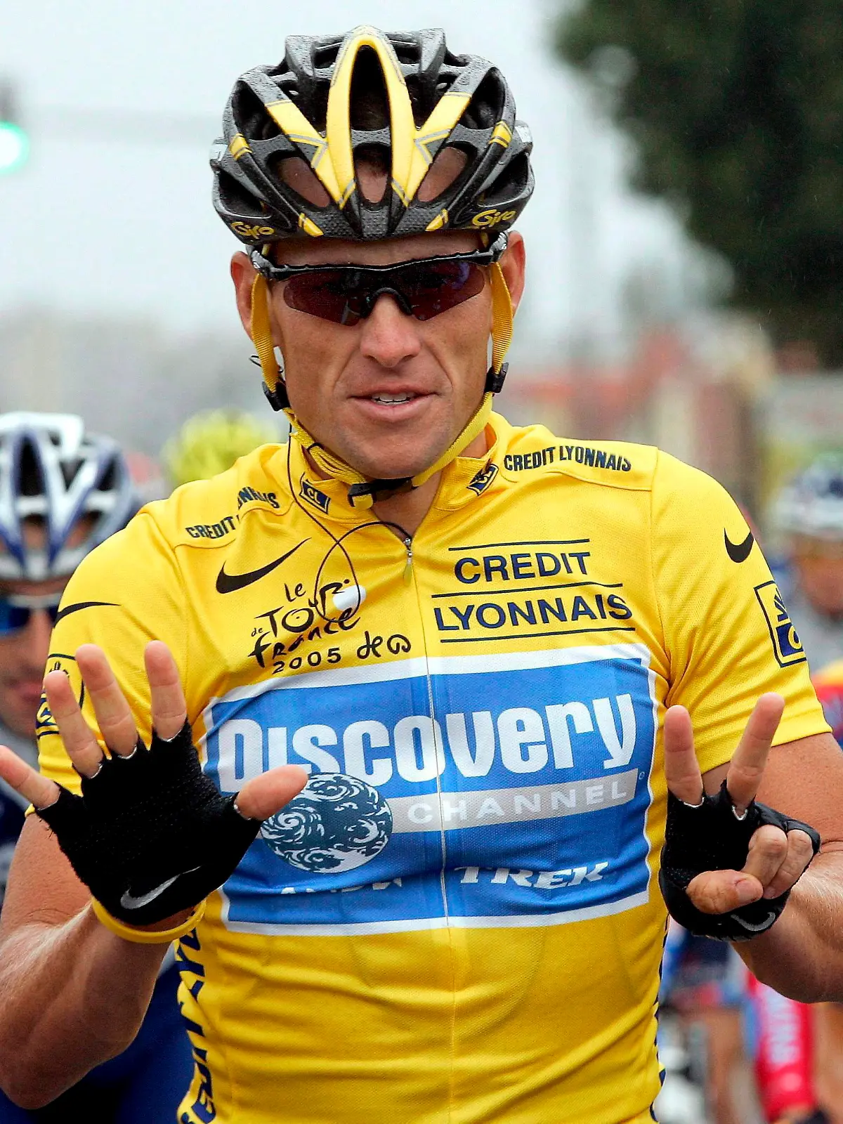 ARCHIV - 24.07.2005, Frankreich, Corbeil-Essonnes. Der damalige Gesamtführende Lance Armstrong aus den USA vom Discovery Channel Team zeigt mit seinen Fingern die Zahl sieben, für seinen siebten Sieg in der Tour de France, vor dem Start des 21. und letzten Etappe des Radrennens, zwischen Corbeil-Essonnes, südlich von Paris, und der französischen Hauptstadt. (zu dpa-Meldung: «Prozess vermieden: Doper Armstrong zahlt fünf Millionen Dollar» vom 19.04.2018) Foto: Olivier Hoslet/EPA FILE/dpa +++ dpa-Bildfunk +++