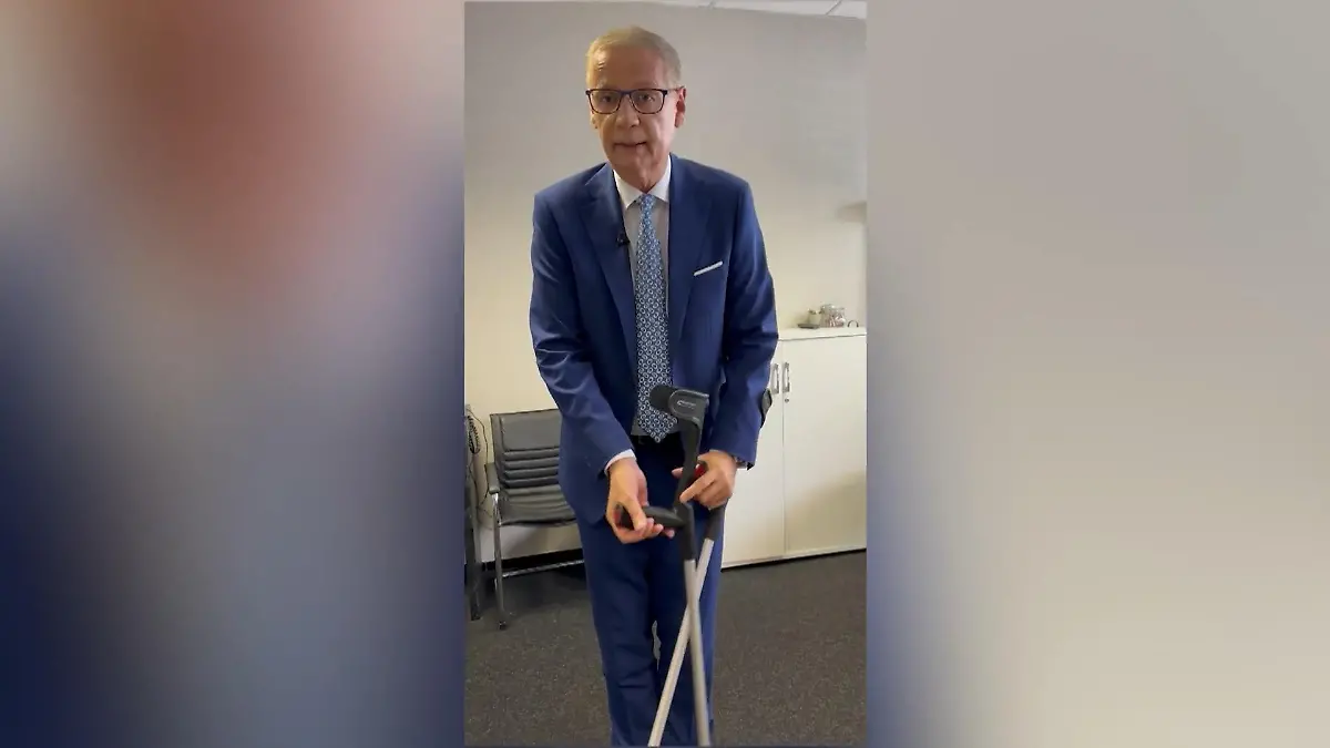 „Wer wird Millionär?”-Moderator humpelt auf Krücken aus der Sommerpause Oh nein, was ist denn da passiert, Herr Jauch?