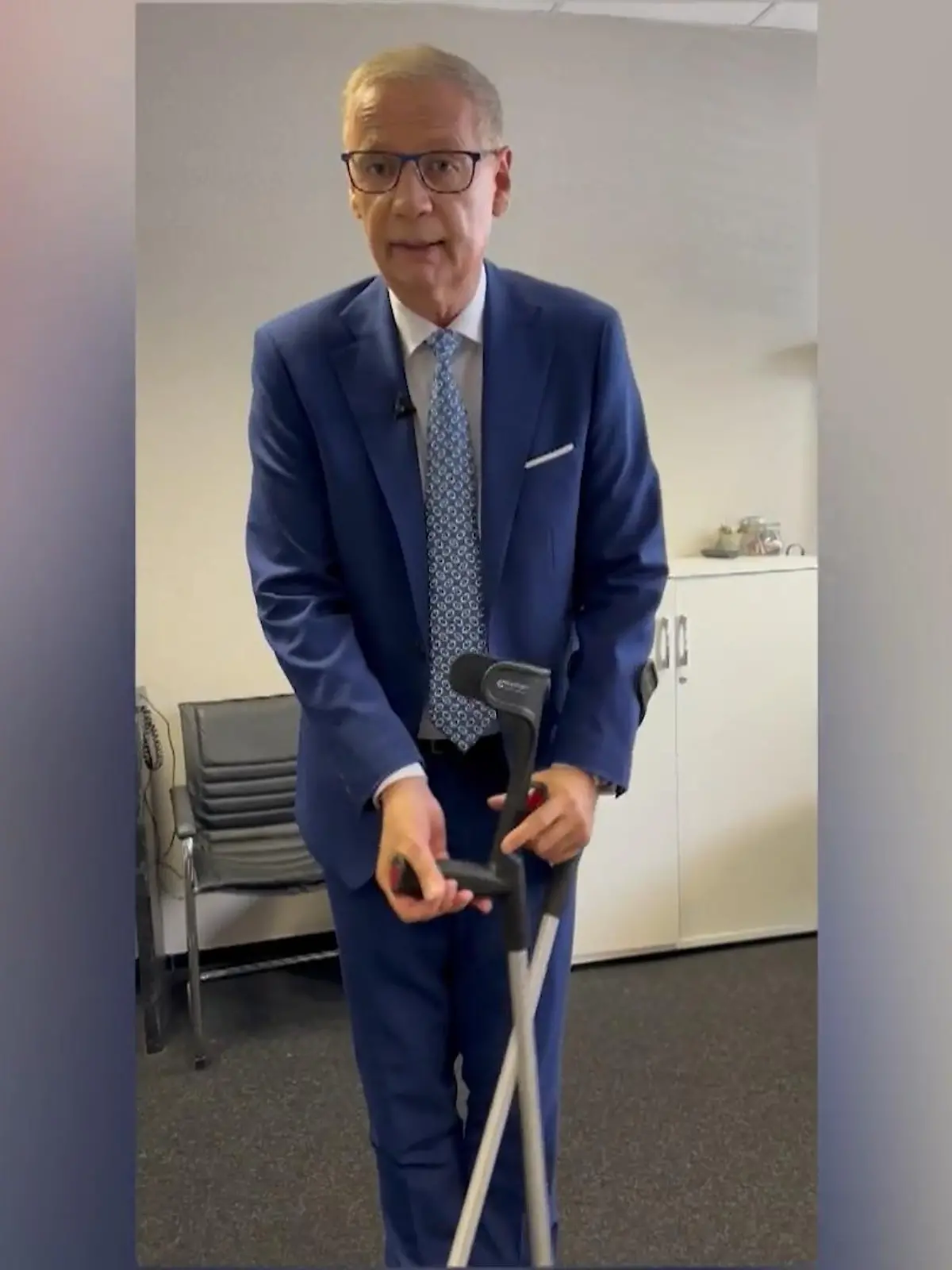 Bild zu: "„Wer wird Millionär?”-Moderator humpelt auf Krücken aus der Sommerpause"