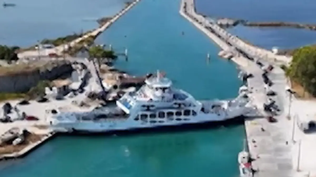 Bizarrer Brücken-Ersatz! Touris kommen nur noch SO auf beliebte Ferieninsel Schiff statt Straße