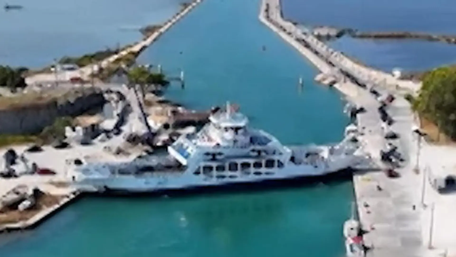 Bizarrer Brücken-Ersatz! Touris kommen nur noch SO auf beliebte Ferieninsel Schiff statt Straße