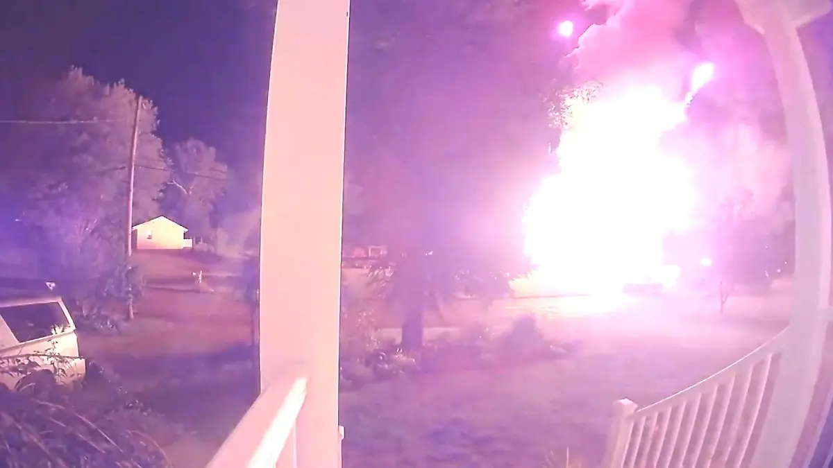 Feuerwerk explodiert mitten in der Nacht! Haus geht in Flammenball auf Plötzlich bricht die Hölle los