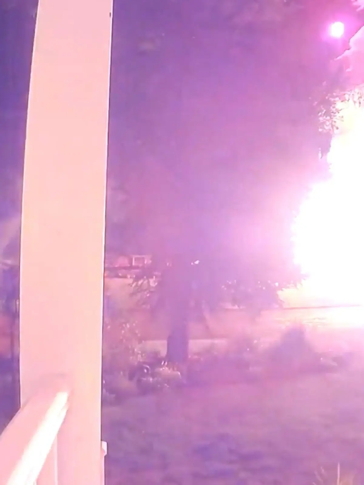 Bild zu: "Feuerwerk explodiert mitten in der Nacht! Haus geht in Flammenball auf"