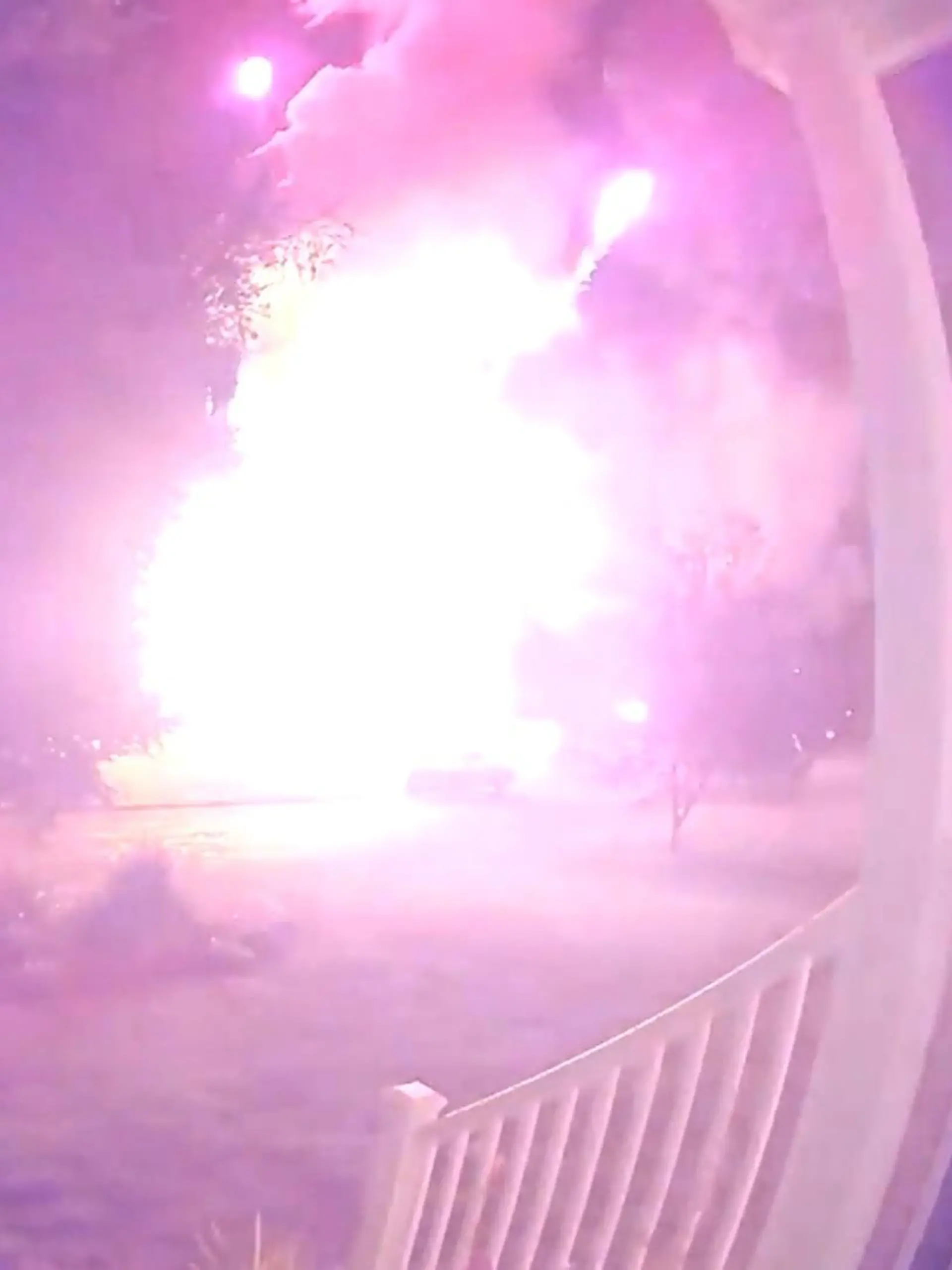 Feuerwerk explodiert mitten in der Nacht! Haus geht in Flammenball auf