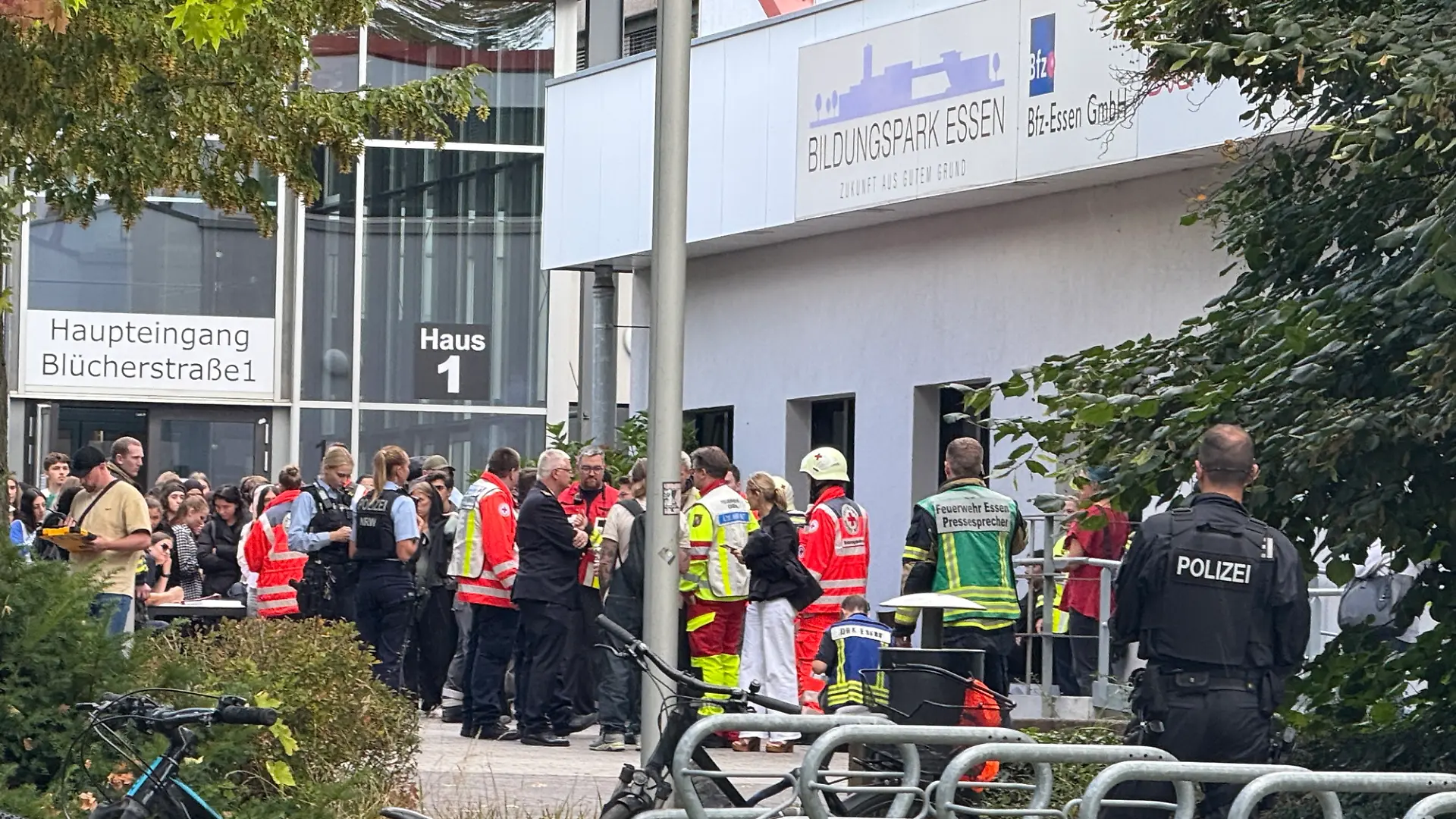 Schwer bewaffnete Spezialkräfte und ein Hubschrauber sicherten das Berufskolleg in Essen.