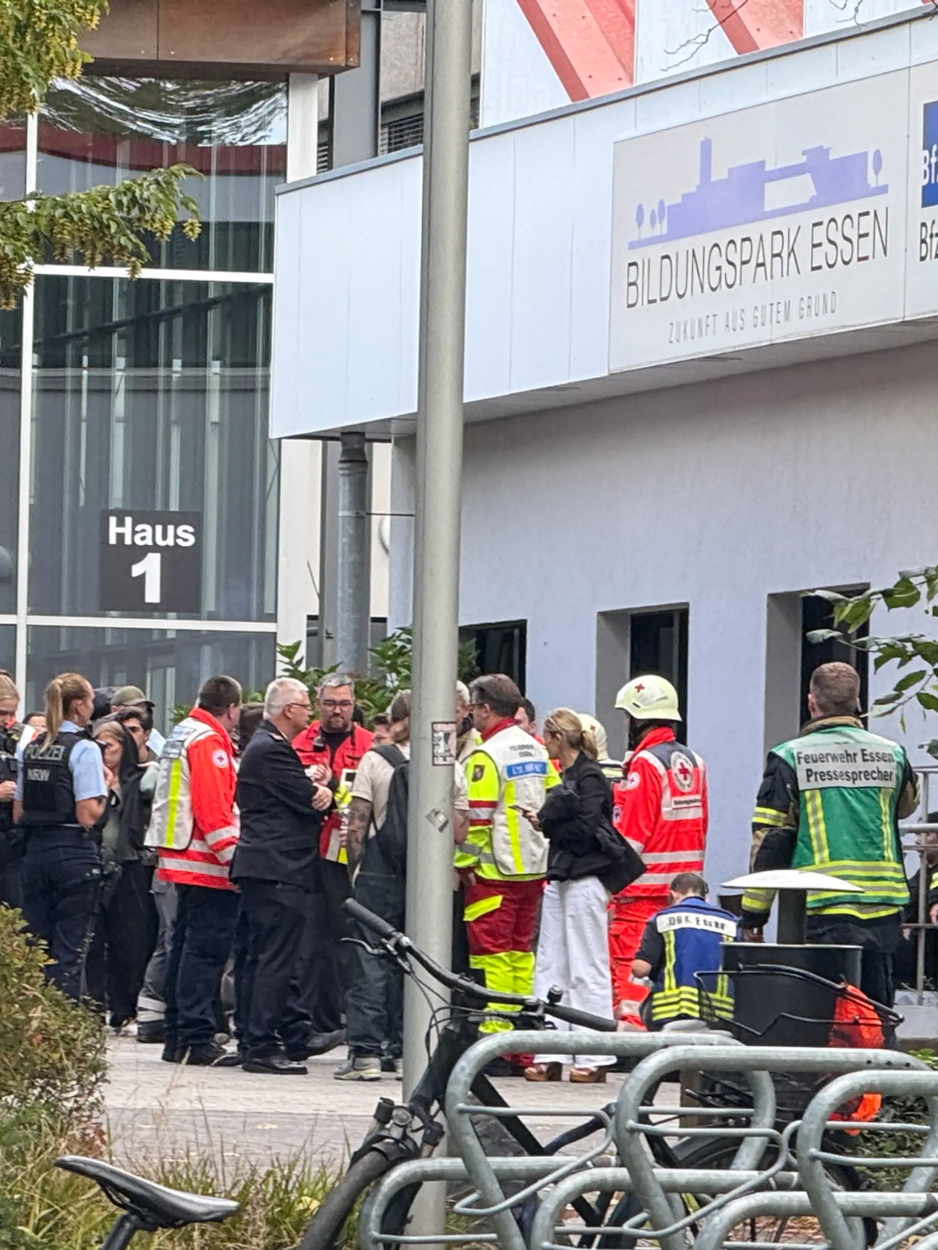 Schwer bewaffnete Spezialkräfte und ein Hubschrauber sicherten das Berufskolleg in Essen.