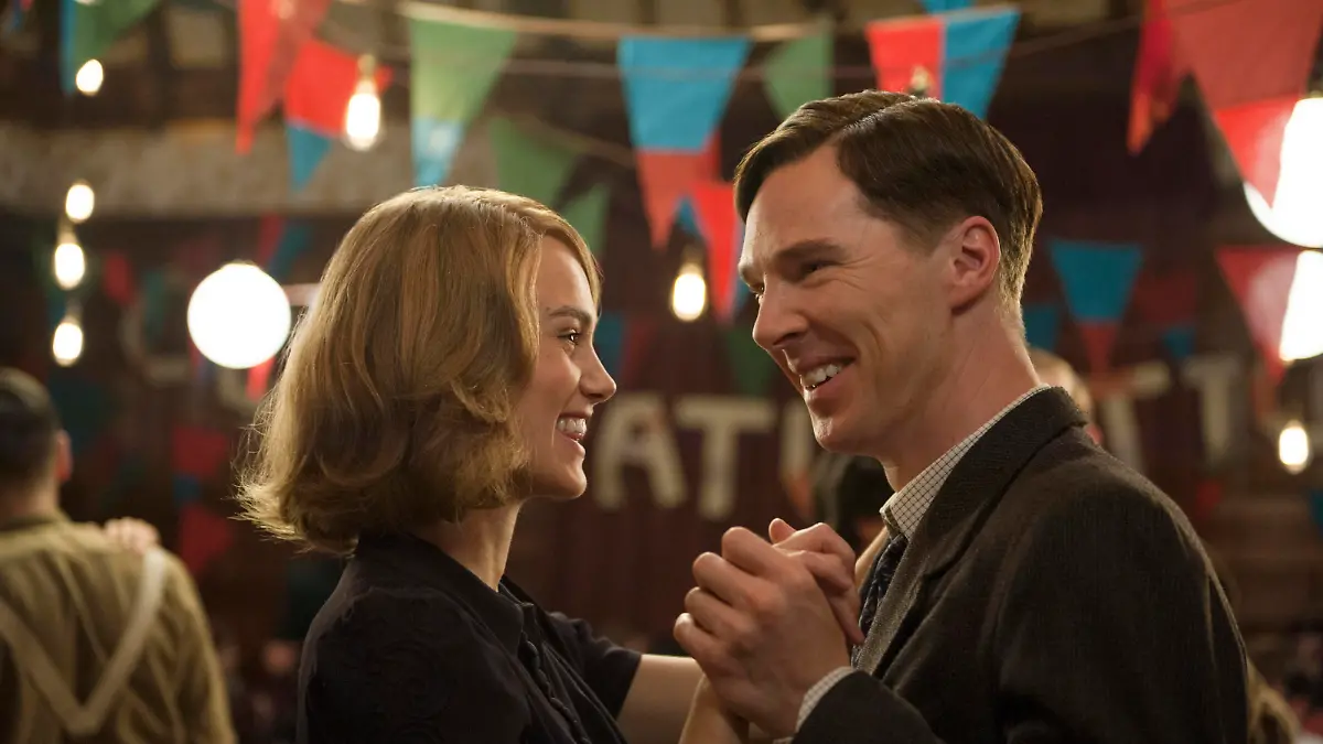 (L-R) KEIRA KNIGHTLEY and BENEDICT CUMBERBATCH star in THE IMITATION GAME