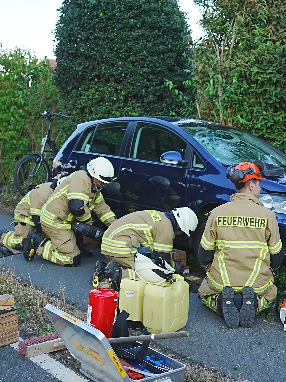 Die Feuerwehr ist im Einsatz, nachdem ein Autofahrer auf einem Gehweg eine Mutter und drei Kinder erfasst hat. 