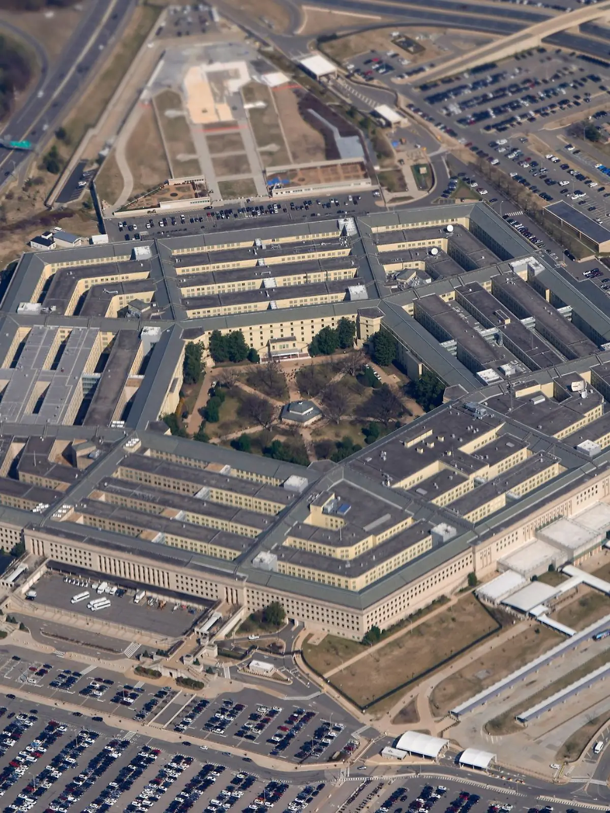Bild zu: "Pentagon-Chef muss zwischenlanden"