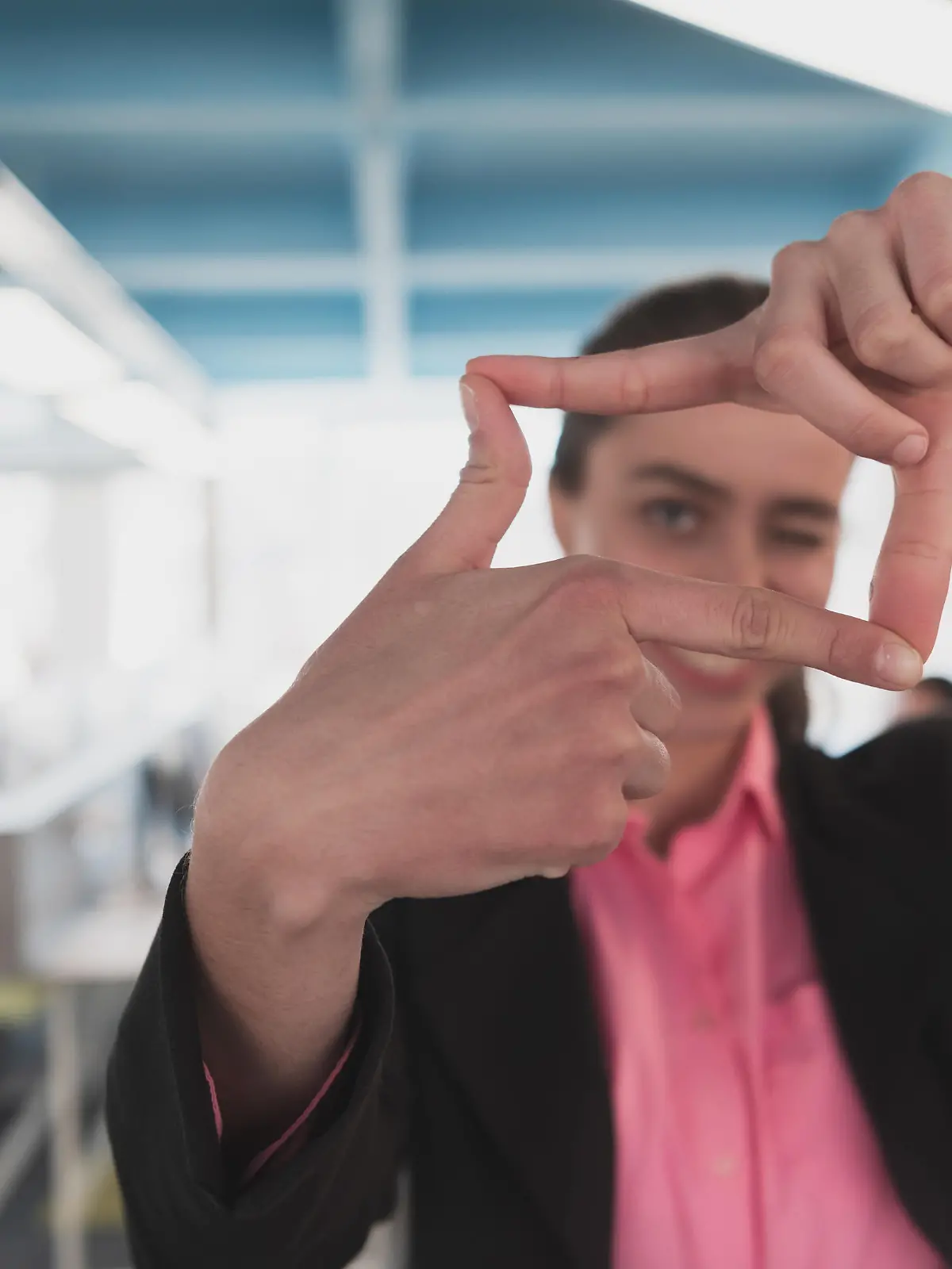 Closeup of hands, Smiling Business Woman Making Frame Gesture with at modern bright coworking open space startup office || Modellfreigabe vorhanden