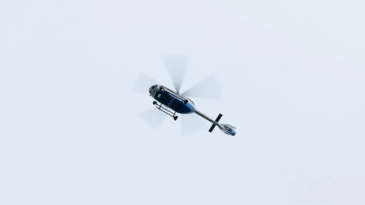 Mit einem Hubschrauber fahndete die Polizei in der Nacht nach Tatverdächtigen. (Symbolbild)