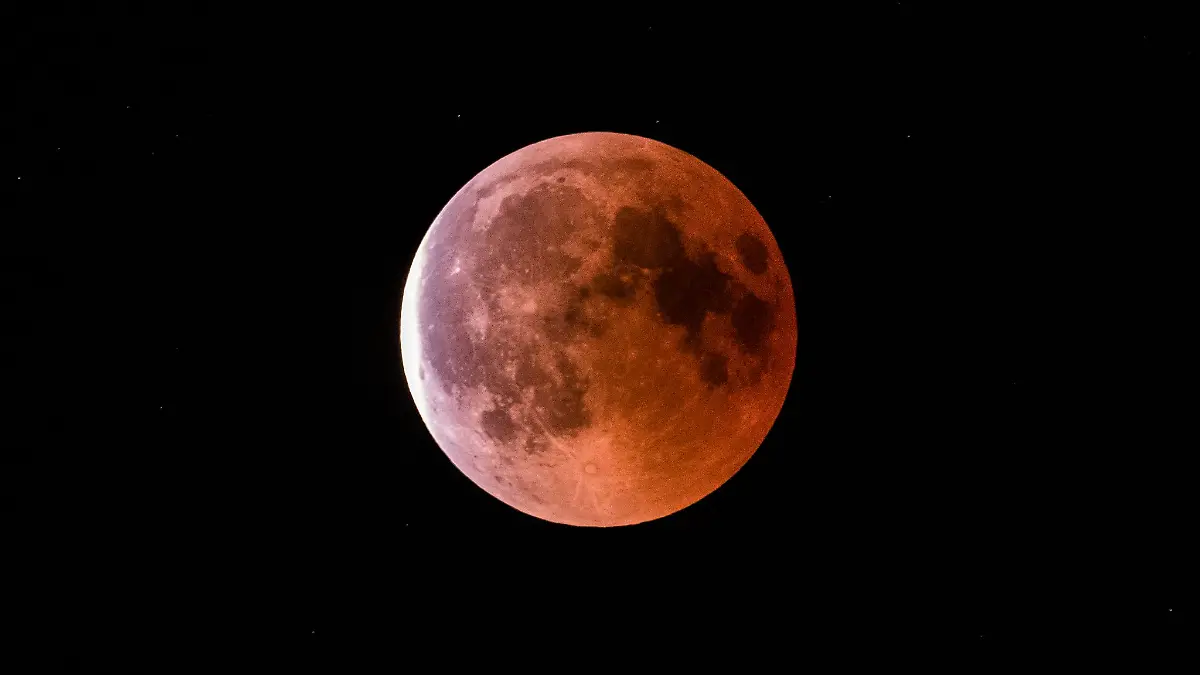 Während der Finsternis zeigt sich der Mond in rötlich-braunen Farben. (Symbolbild)