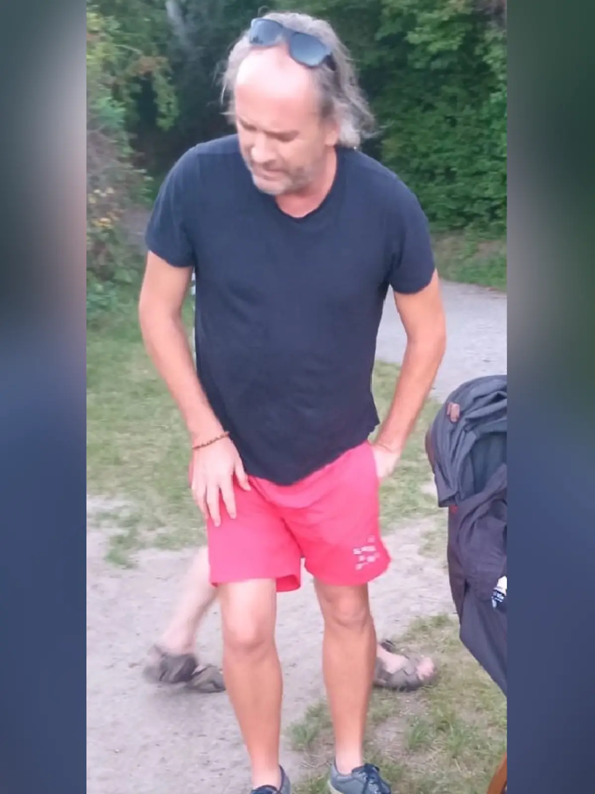 Bild zu: "Baby einfach ausgesetzt! Polizei sucht diesen Mann"