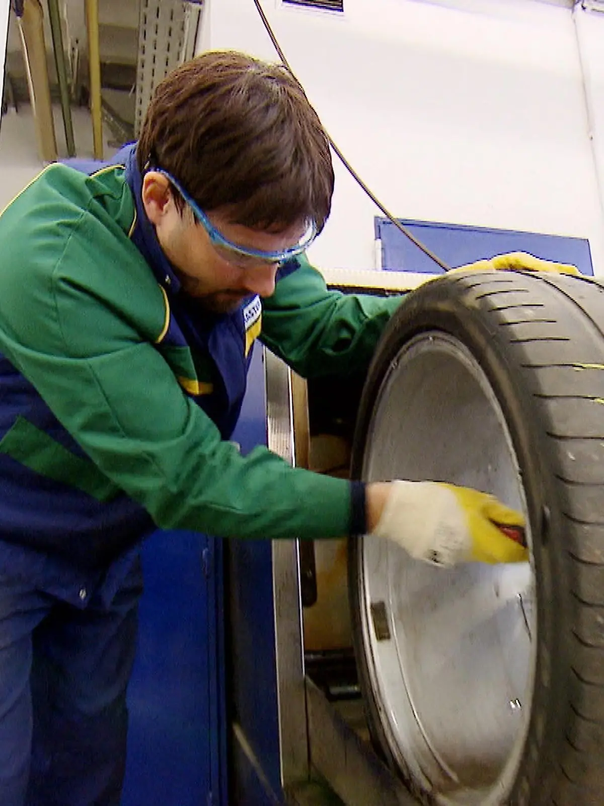 Dr. Matthias Schubert alias Praktikant Stefan Voss (r.) hilft bei der Montage der LKW-Reifen.
