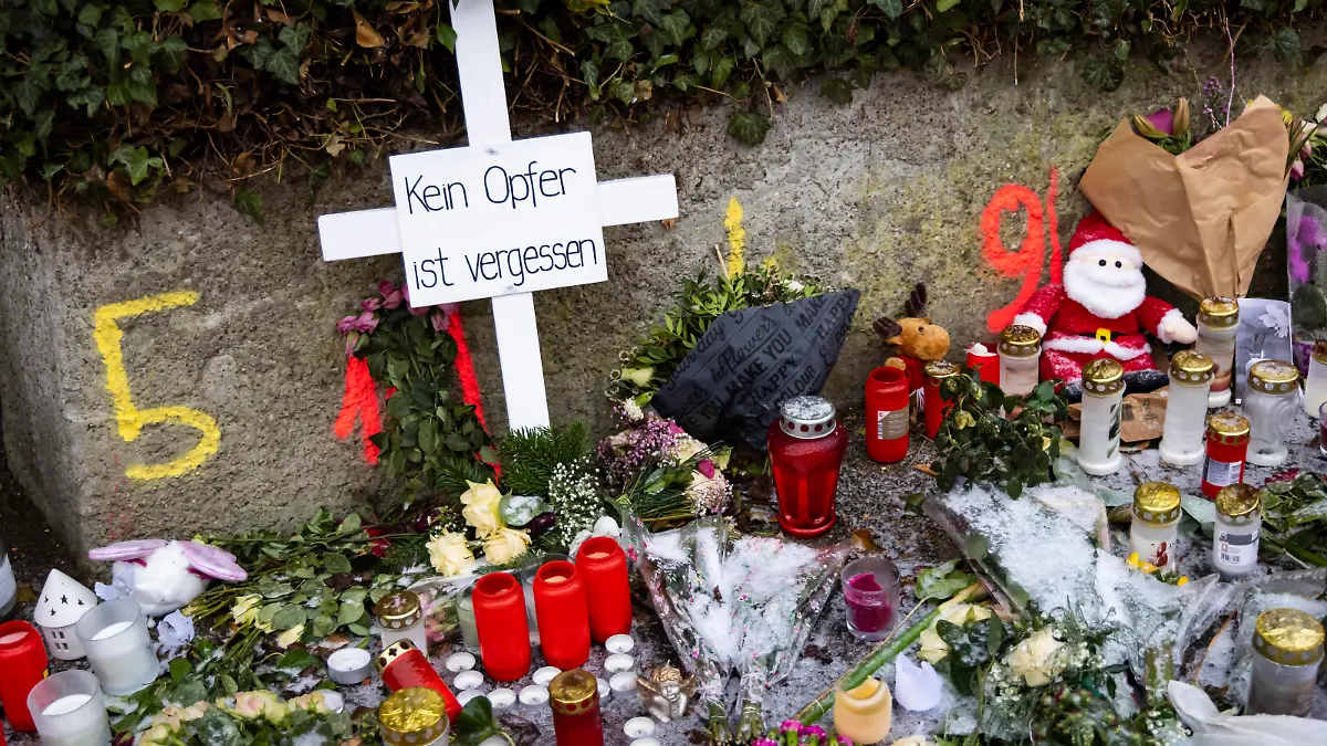  Der tödliche Messerangriff in Illerkirchberg hat bundesweit für Schlagzeilen gesorgt. Ein Asylbewerber hatte zwei Mädchen auf dem Schulweg angegriffen und ein Kind tödlich verletzt. Das zweite Opfer wurde schwer verletzt. Am Tatort im Teilort Oberkirchberg wurden Kerzen und Blumen niedergelegt. // 14.12.2022: Deutschland, Baden-Württemberg, Illerkirchberg, Alb-Donau-Kreis. *** The fatal knife attack in Illerkirchberg has made headlines across Germany An asylum seeker had attacked two girls on their way to school and fatally injured one child The second victim was seriously injured At the scene in the suburb of Oberkirchberg candles and flowers were laid 14 12 2022 Germany, Baden Württemberg, Illerkirchberg, Alb Donau Kreis