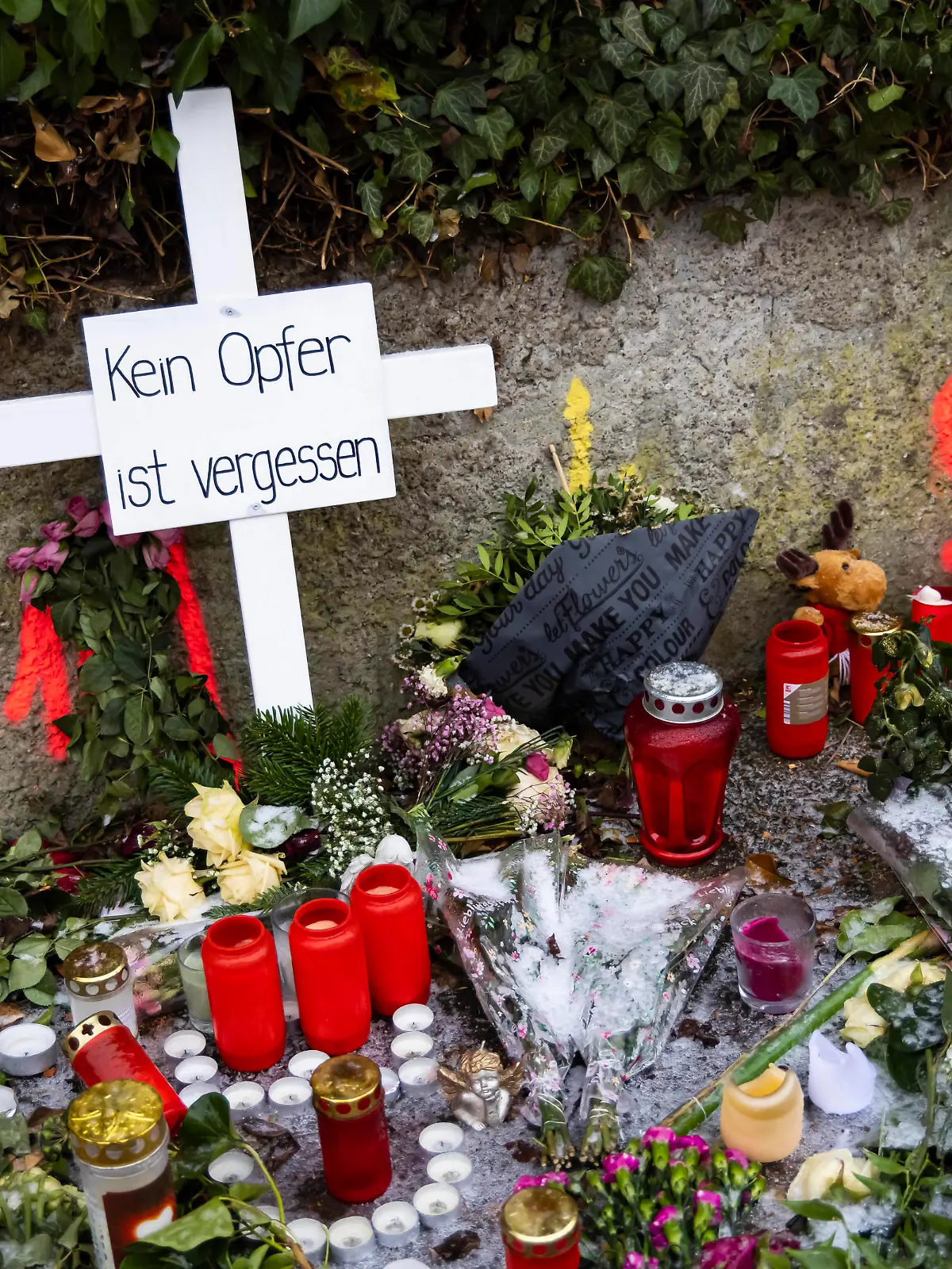  Der tödliche Messerangriff in Illerkirchberg hat bundesweit für Schlagzeilen gesorgt. Ein Asylbewerber hatte zwei Mädchen auf dem Schulweg angegriffen und ein Kind tödlich verletzt. Das zweite Opfer wurde schwer verletzt. Am Tatort im Teilort Oberkirchberg wurden Kerzen und Blumen niedergelegt. // 14.12.2022: Deutschland, Baden-Württemberg, Illerkirchberg, Alb-Donau-Kreis. *** The fatal knife attack in Illerkirchberg has made headlines across Germany An asylum seeker had attacked two girls on their way to school and fatally injured one child The second victim was seriously injured At the scene in the suburb of Oberkirchberg candles and flowers were laid 14 12 2022 Germany, Baden Württemberg, Illerkirchberg, Alb Donau Kreis