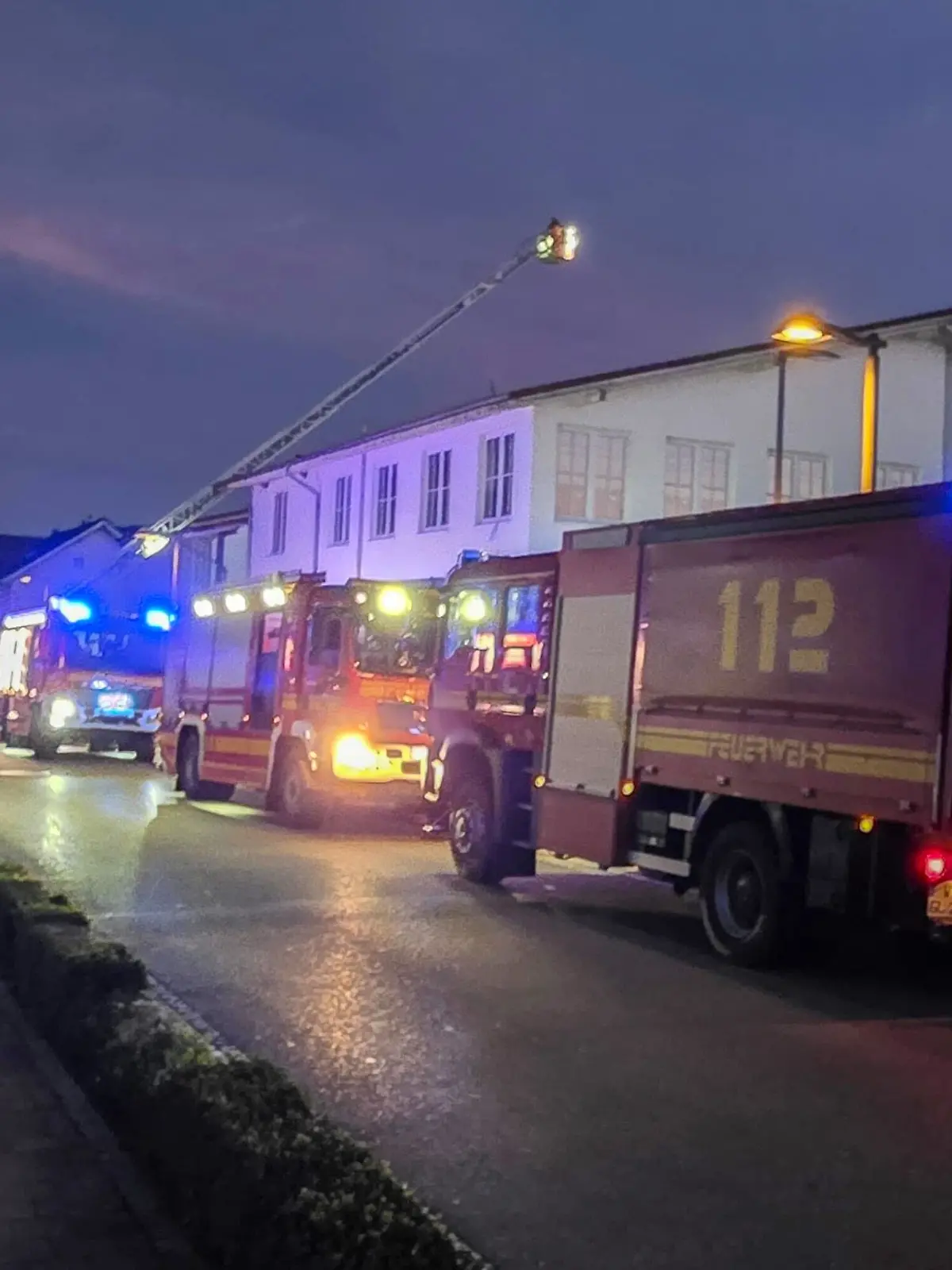 Bild zu: "Supermarktdach stürzt ein – zwei Menschen schwer verletzt!"