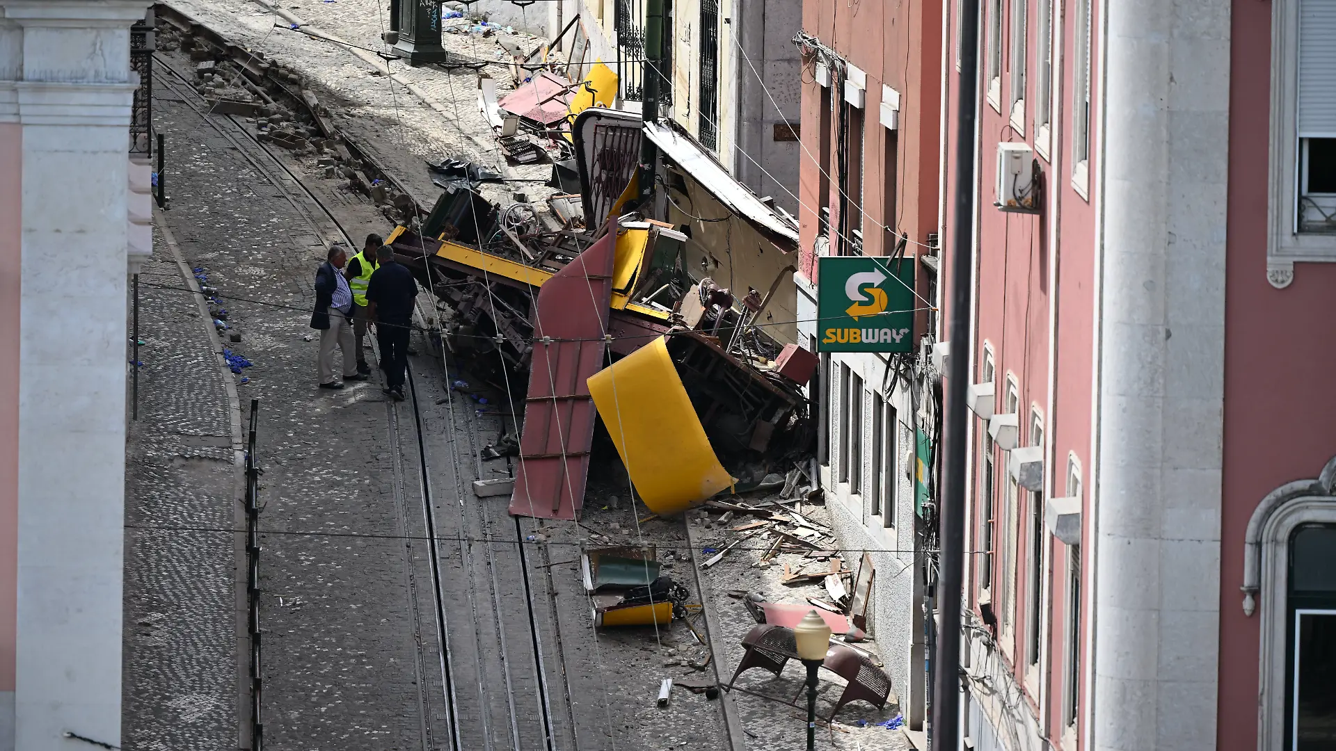 Teile der verunglückten Standseilbahn in Lissabon