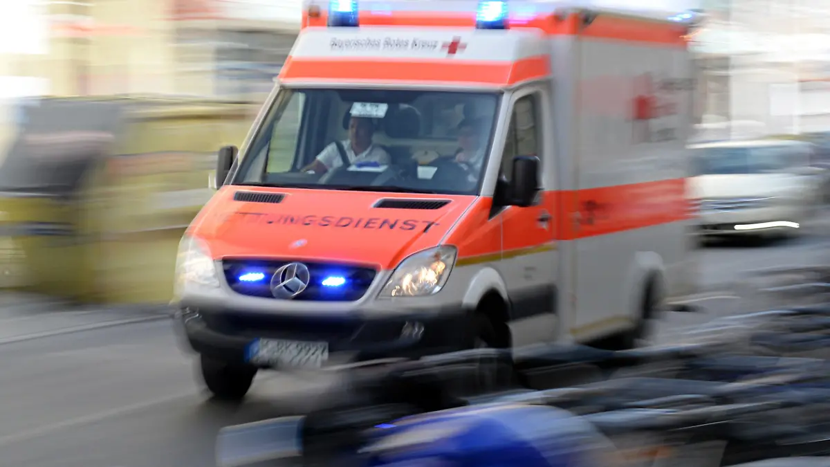 ARCHIV - Ein Rettungsfahrzeug fährt am 21.03.2014 in München (Bayern) mit Blaulicht. Der Landtag in Mecklenburg-Vorpommer kommt am 15.10.2014 zu seiner dreitägigen Oktober-Sitzung zusammen. Wichtige Themen sind die Schulpolitik und ein Gesetz, das die Frist regelt, binnen der Rettungskräfte bei einem Patienten sein müssen. Foto: Rene Ruprecht/dpa +++(c) dpa - Bildfunk+++