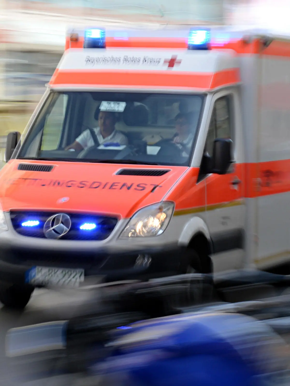 ARCHIV - Ein Rettungsfahrzeug fährt am 21.03.2014 in München (Bayern) mit Blaulicht. Der Landtag in Mecklenburg-Vorpommer kommt am 15.10.2014 zu seiner dreitägigen Oktober-Sitzung zusammen. Wichtige Themen sind die Schulpolitik und ein Gesetz, das die Frist regelt, binnen der Rettungskräfte bei einem Patienten sein müssen. Foto: Rene Ruprecht/dpa +++(c) dpa - Bildfunk+++
