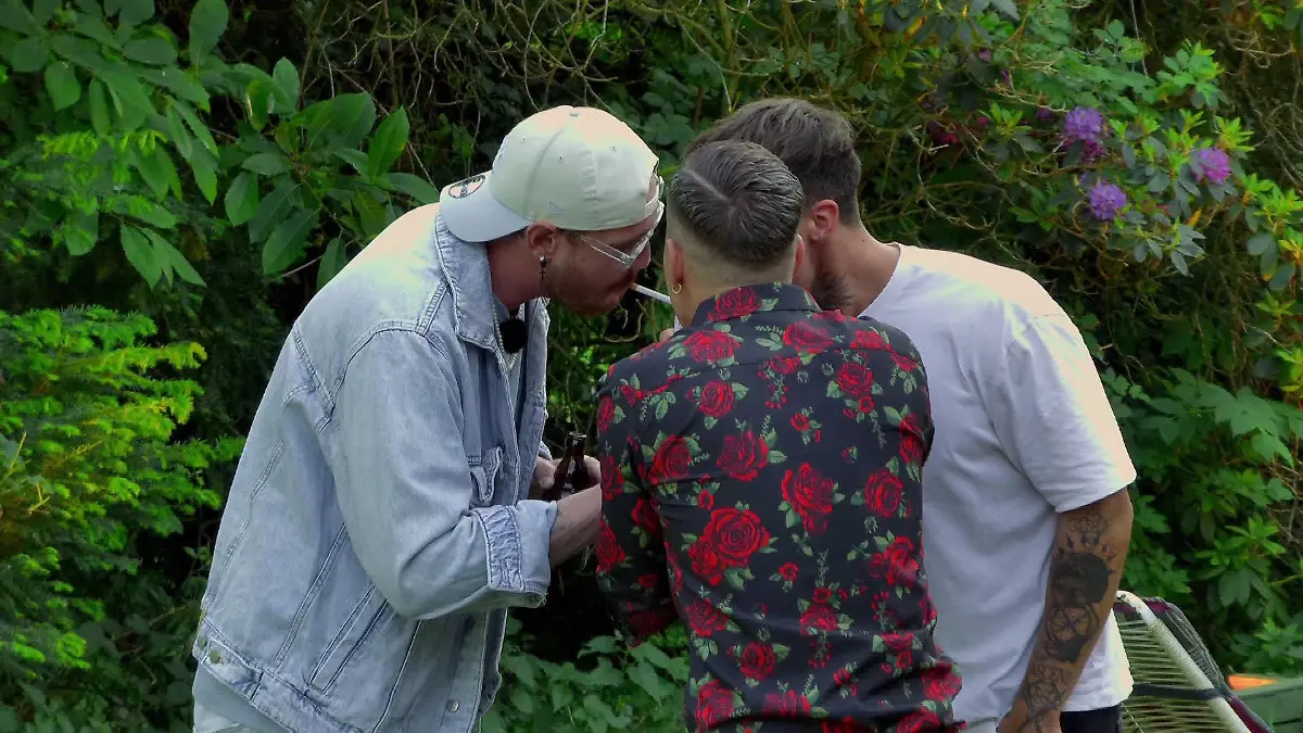 Dennis, Marvin und Micha gönnen sich ein 25.000-Euro-Kippchen Rauchen kostet im Sommerhaus extra!
