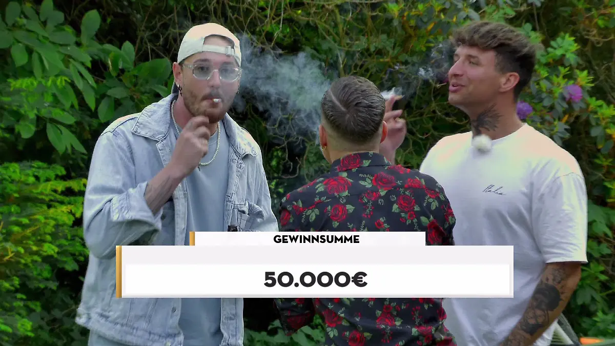 Dennis Lodi, Marvin Kleinen und Micha weihen die Raucherecke im Somerhaus für 25.000 Euro ein. 