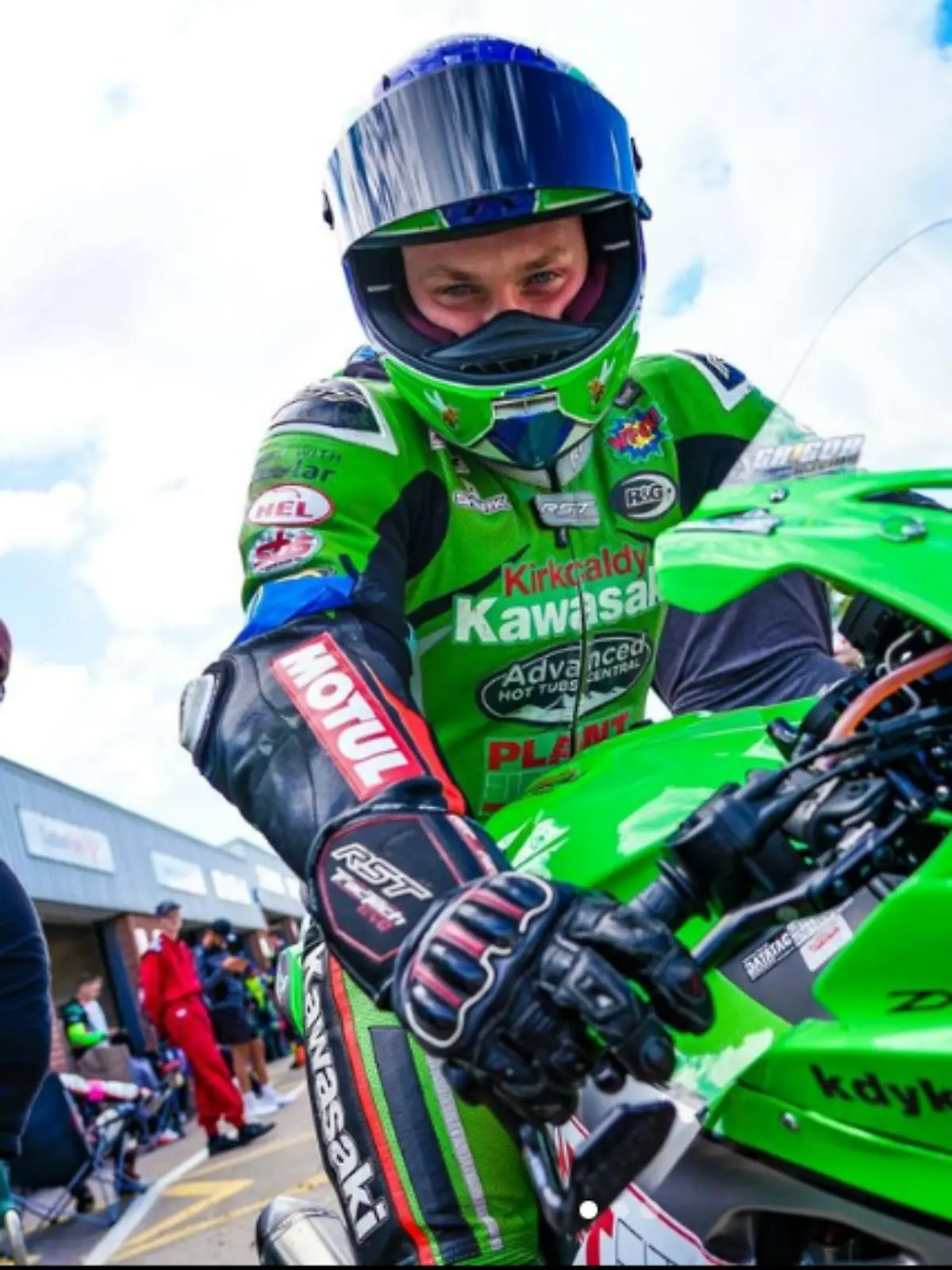 Bild zu: "Superbike-Star nach Horror-Crash im Koma"