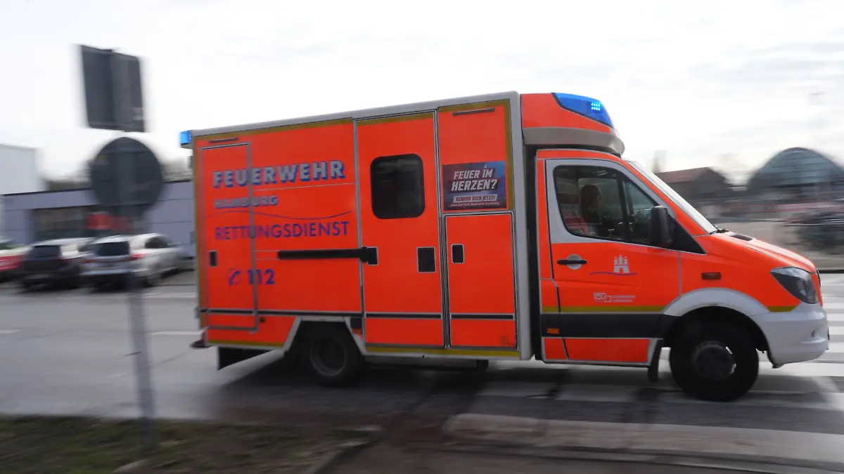 Eigentlich sollte der Ernstfall in Hamburg-Bergedorf nur geübt werden, doch dann mussten Verletzte versorgt werden (Symbolbild).