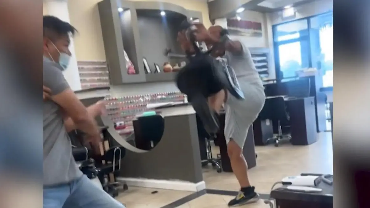 Jetzt gibt’s was auf die Nägel! Schlägerei in Pediküre-Salon eskaliert Hier fliegen nicht nur die Fäuste