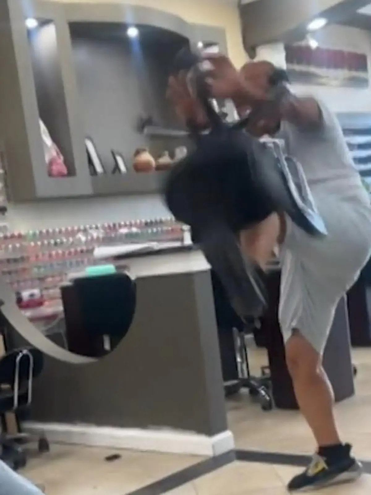 Bild zu: "Jetzt gibt’s was auf die Nägel! Schlägerei in Pediküre-Salon eskaliert"