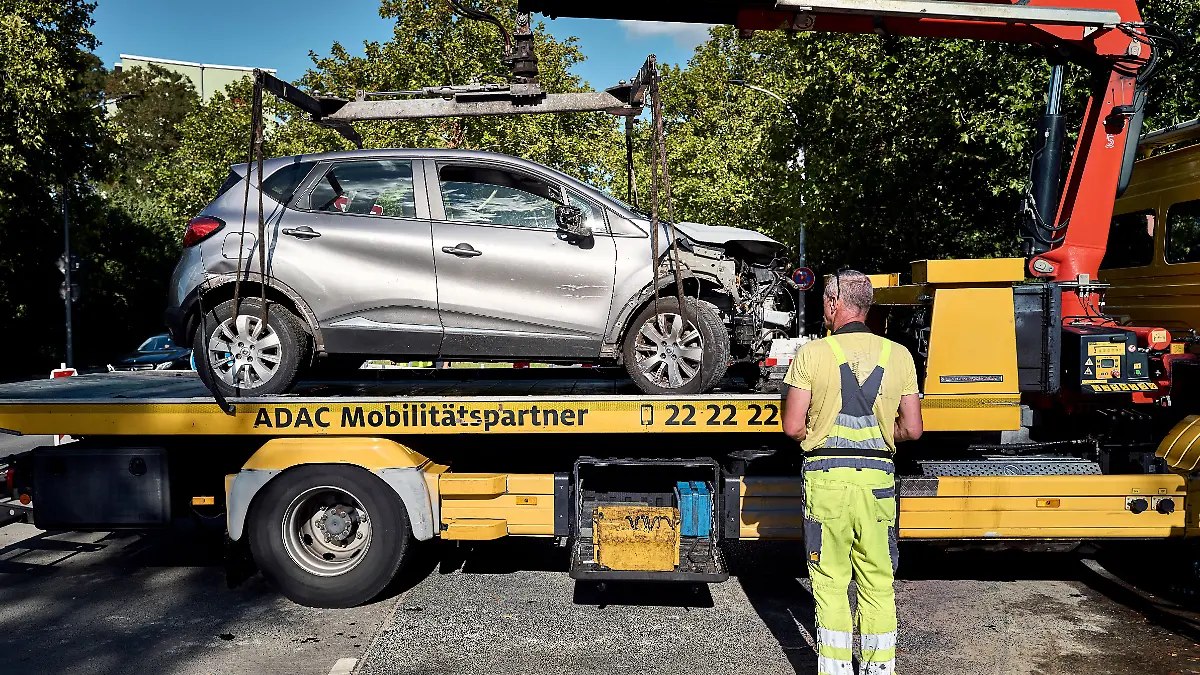 In Berlin rast ein Autofahrer zunächst in eine Menschengruppe - dann verletzt er einen Radfahrer tödlich