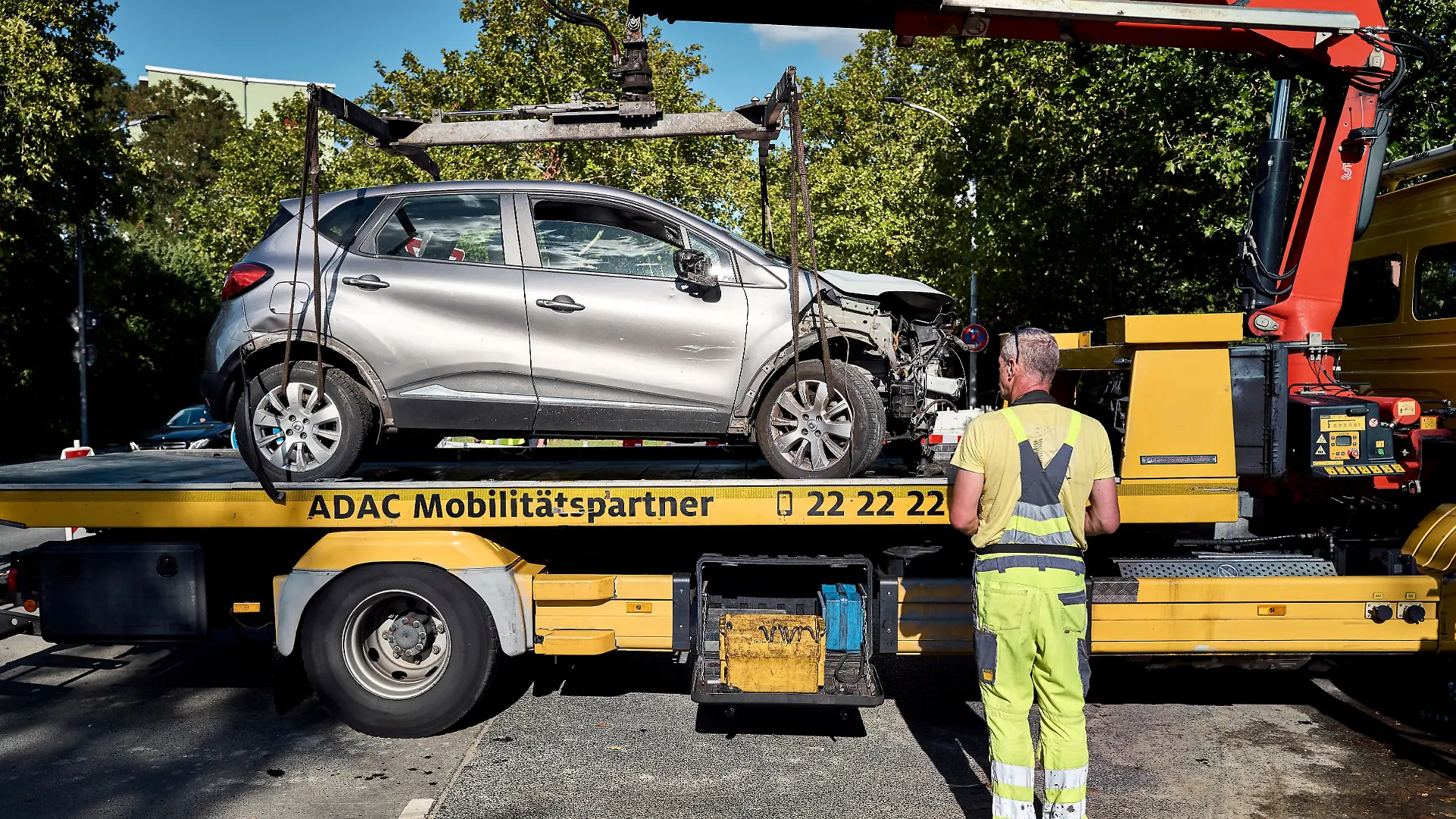 In Berlin rast ein Autofahrer zunächst in eine Menschengruppe - dann verletzt er einen Radfahrer tödlich