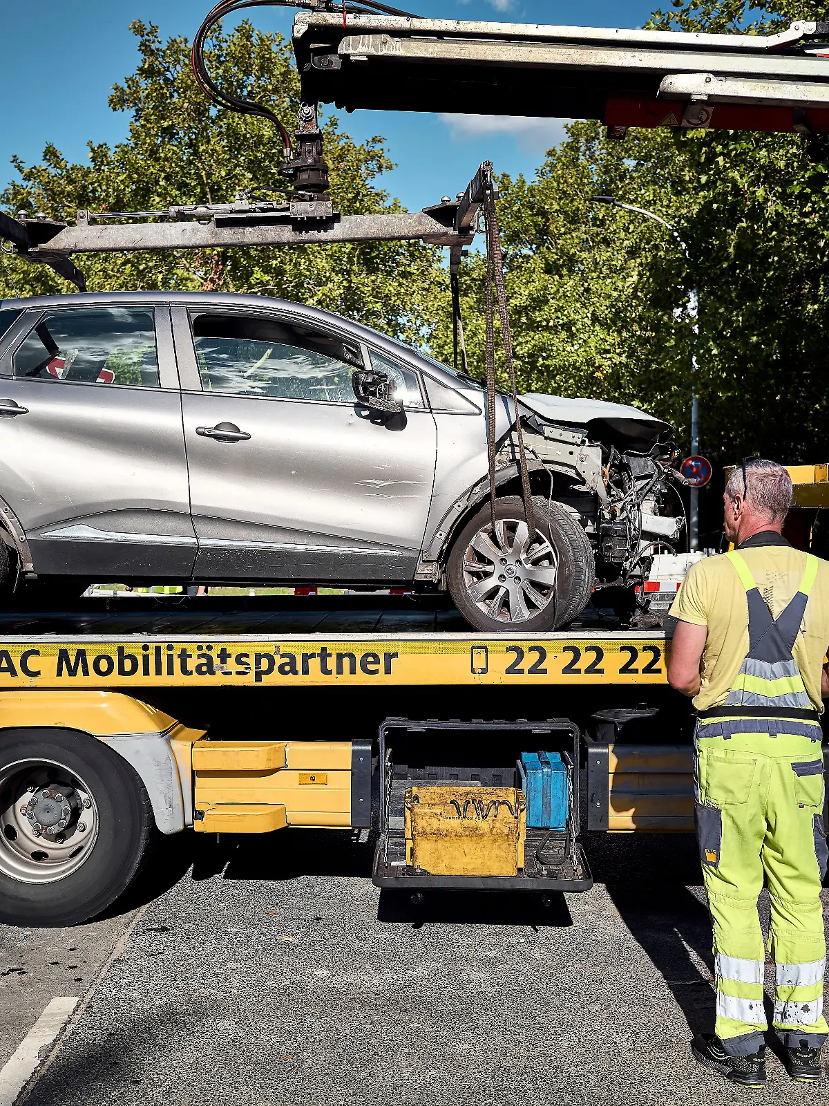 In Berlin rast ein Autofahrer zunächst in eine Menschengruppe - dann verletzt er einen Radfahrer tödlich