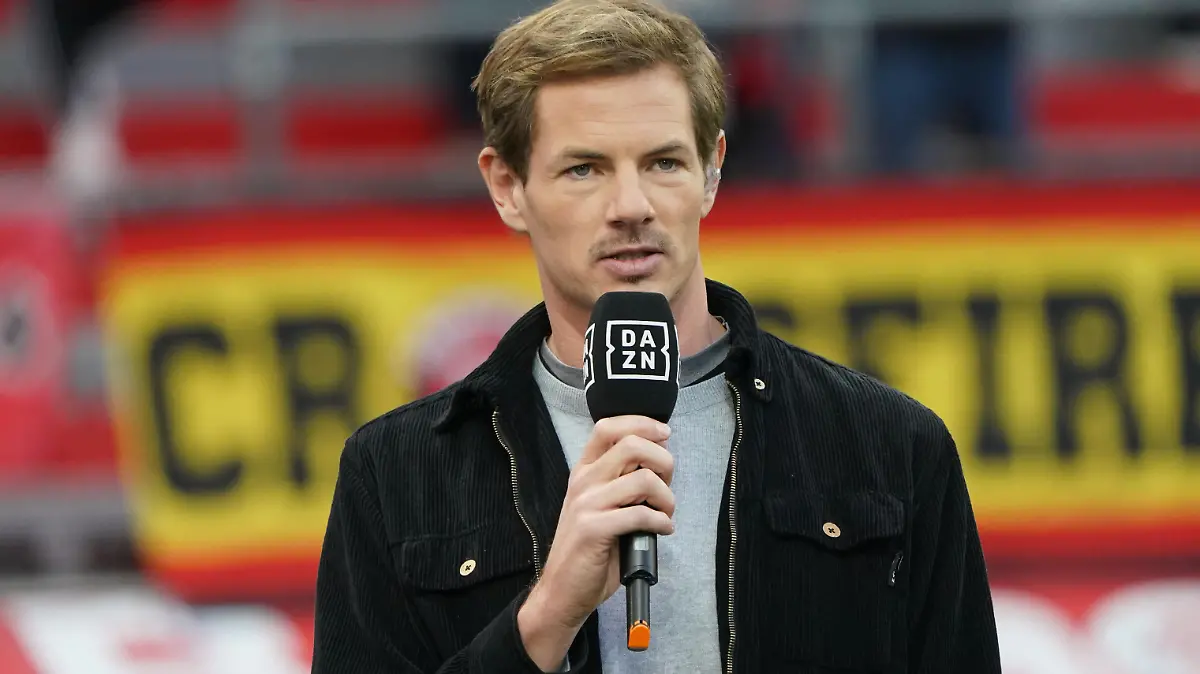 Fussball, 1BL Saison 2022/2023, Bayer 04 Leverkusen- 1.FC Union Berlin 06.11.2022, Bayarena Leverkusen Alexander SchlÃ_ter DAZN Modrator Fotocopyright Gladys Chai von der Laage DFL regulations prohibit any use of photographs as image sequences and/or quasi-video.