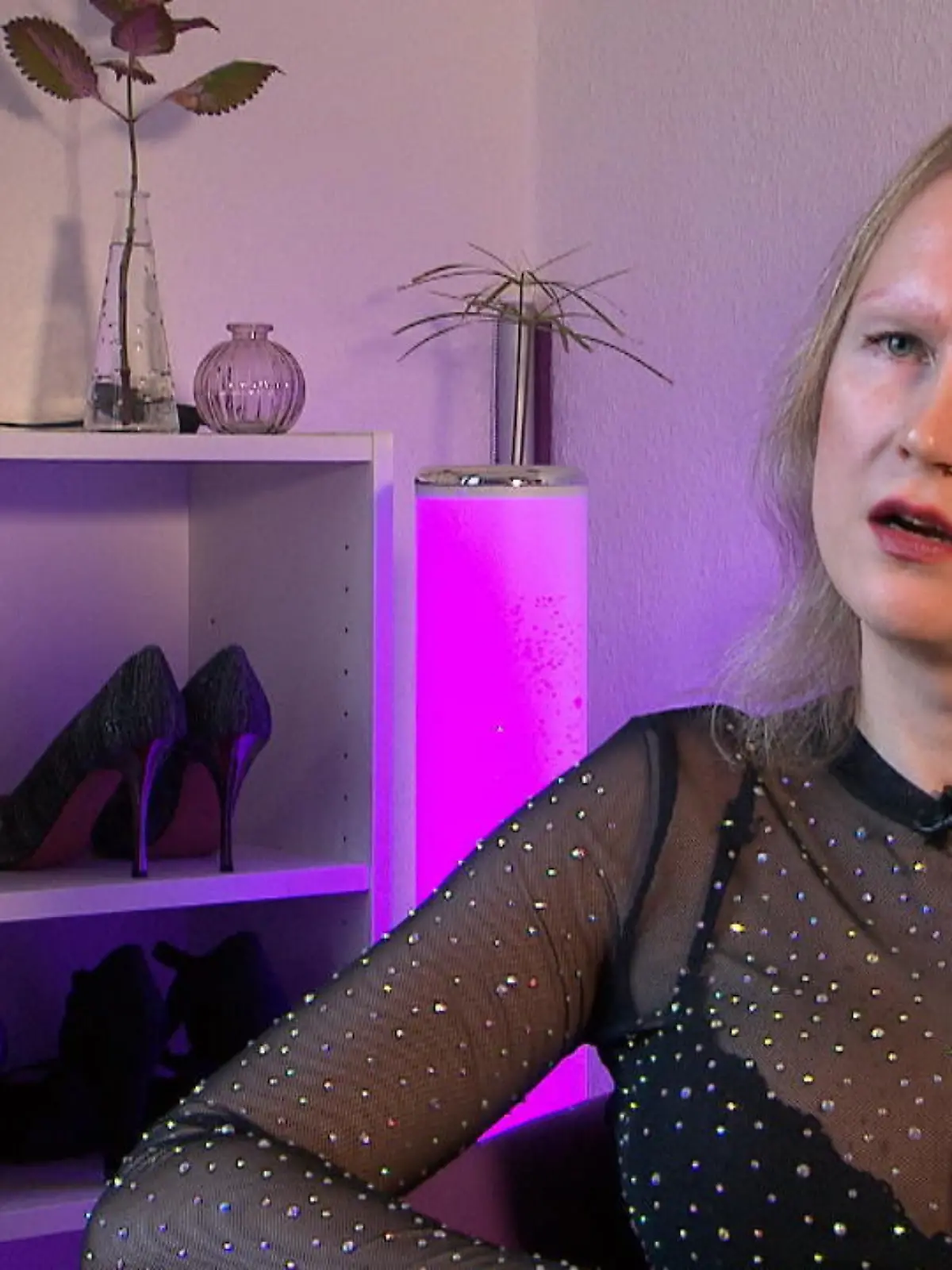 „Was ist denn das da? Ein Mann, eine Frau? Sag mal, was is’n das da?“, „Verlasse diesen Platz, verlasse diese Straße oder ich bringe dich um“ oder „Mit so was wie dir möchte ich nichts zu tun haben!“ All das sind Beleidigungen, die Samia Stöcker schon über sich ergehen lassen musste. Seit fünf Jahren lebt die Hamburgerin als Transfrau. Für sie eine Befreiung, für manche Menschen ein Grund für Hass und Verachtung. Besonders eskaliert ist eine Situation vor einigen Monaten: Ein ihr unbekannter Mann beschimpft sie transfeindlich, ein anderer schlägt sogar zu – mitten ins Gesicht auf offener Straße.
Sehen Sie im Video, wie Samia Stöcker den schrecklichen Vorfall erlebt hat und mit welchen Problemen sie immer noch zu kämpfen hat.
