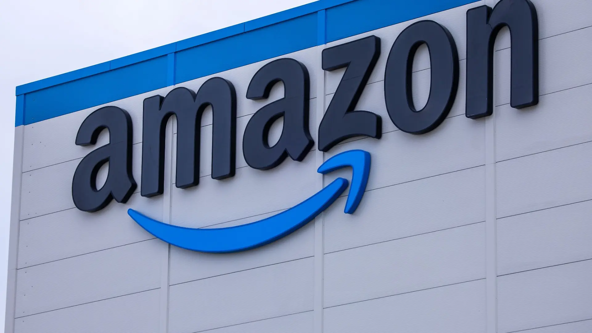 Das Logo von Amazon passt zur Entwicklung der Arbeitsplätze in Werne: Es geht bergauf. (Archivbild)