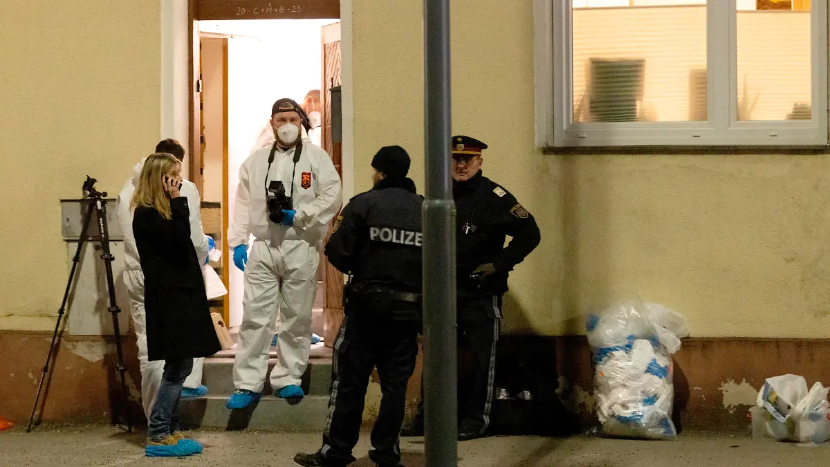 ABD0058_20230108 - WIEN - ÖSTERREICH: ZU APA0239 VOM 8.1.2023 - In einem Einfamilienhaus in Wien-Floridsdorf ist Sonntagn, 8. Jänner 2023, eine 31-Jährige tot aufgefunden worden. Die Polizei ermittelt wegen eines Gewaltverbrechens. Im Bild: Polizei am Tatort. - FOTO: APA/FLORIAN WIESER - 20230108_PD9124
