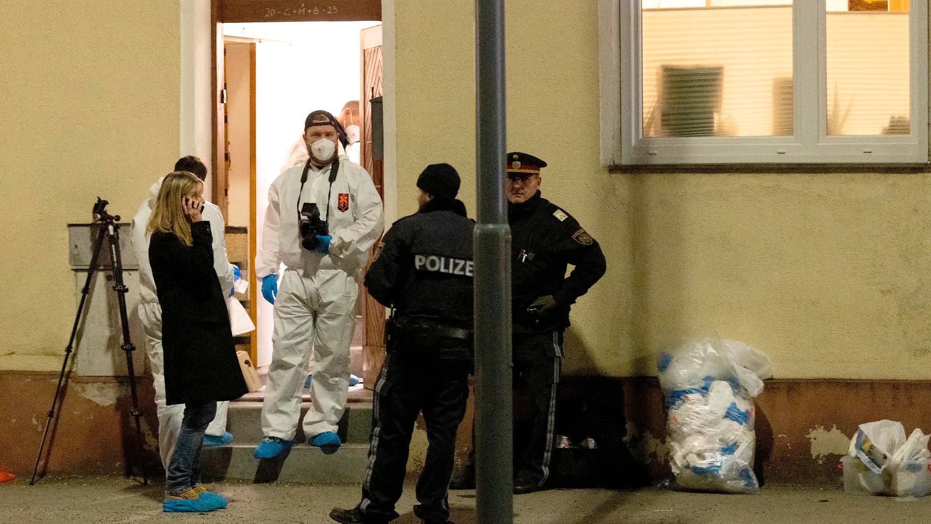 ABD0058_20230108 - WIEN - ÖSTERREICH: ZU APA0239 VOM 8.1.2023 - In einem Einfamilienhaus in Wien-Floridsdorf ist Sonntagn, 8. Jänner 2023, eine 31-Jährige tot aufgefunden worden. Die Polizei ermittelt wegen eines Gewaltverbrechens. Im Bild: Polizei am Tatort. - FOTO: APA/FLORIAN WIESER - 20230108_PD9124
