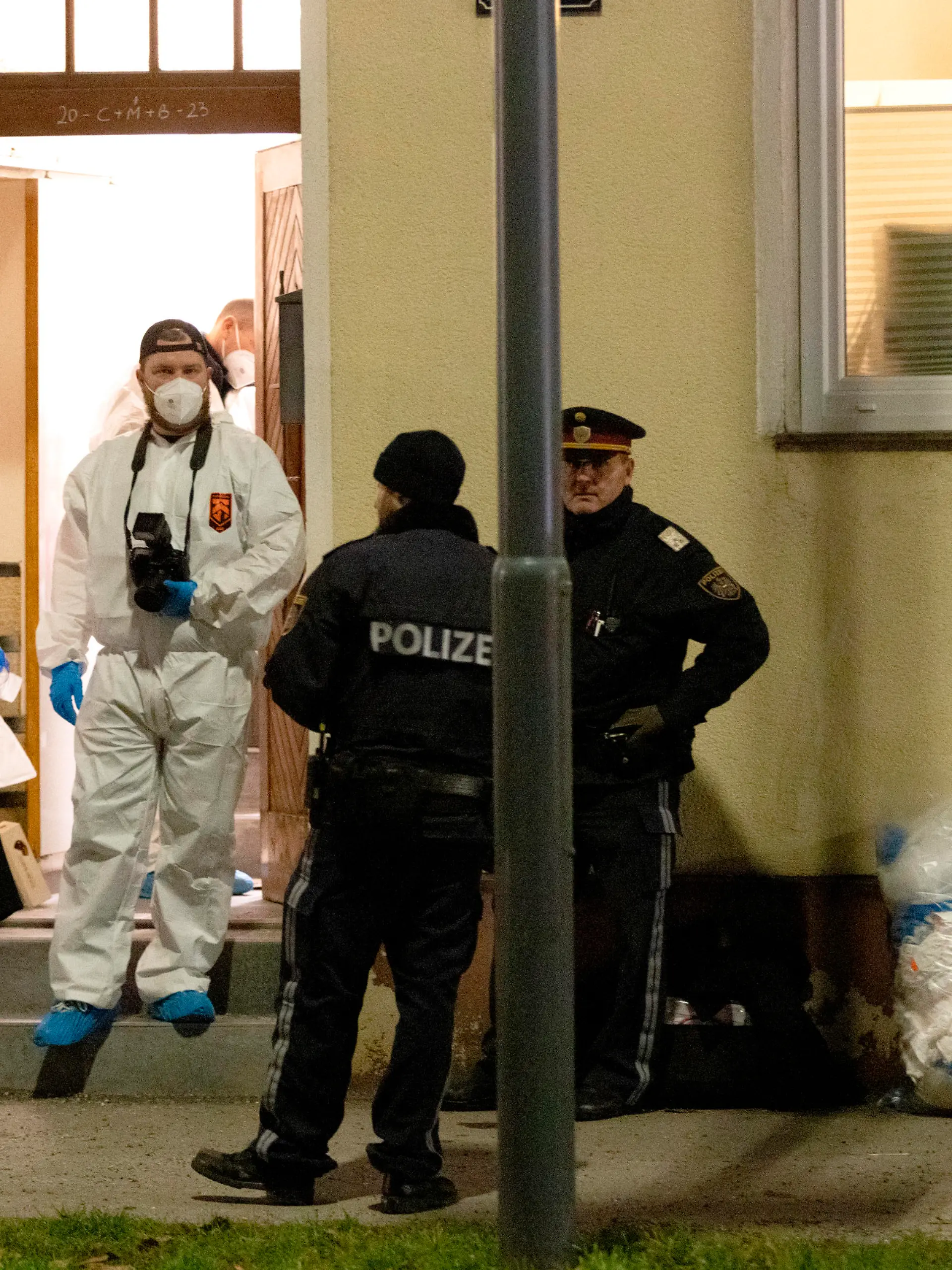 ABD0058_20230108 - WIEN - ÖSTERREICH: ZU APA0239 VOM 8.1.2023 - In einem Einfamilienhaus in Wien-Floridsdorf ist Sonntagn, 8. Jänner 2023, eine 31-Jährige tot aufgefunden worden. Die Polizei ermittelt wegen eines Gewaltverbrechens. Im Bild: Polizei am Tatort. - FOTO: APA/FLORIAN WIESER - 20230108_PD9124
