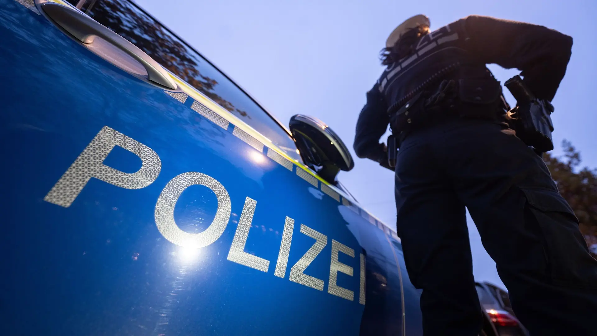 Etwas schmunzeln müssen die Beamten, als sie sehen, wie ein Betrunkener versucht sein Auto zu öffnen. (Symbolbild)