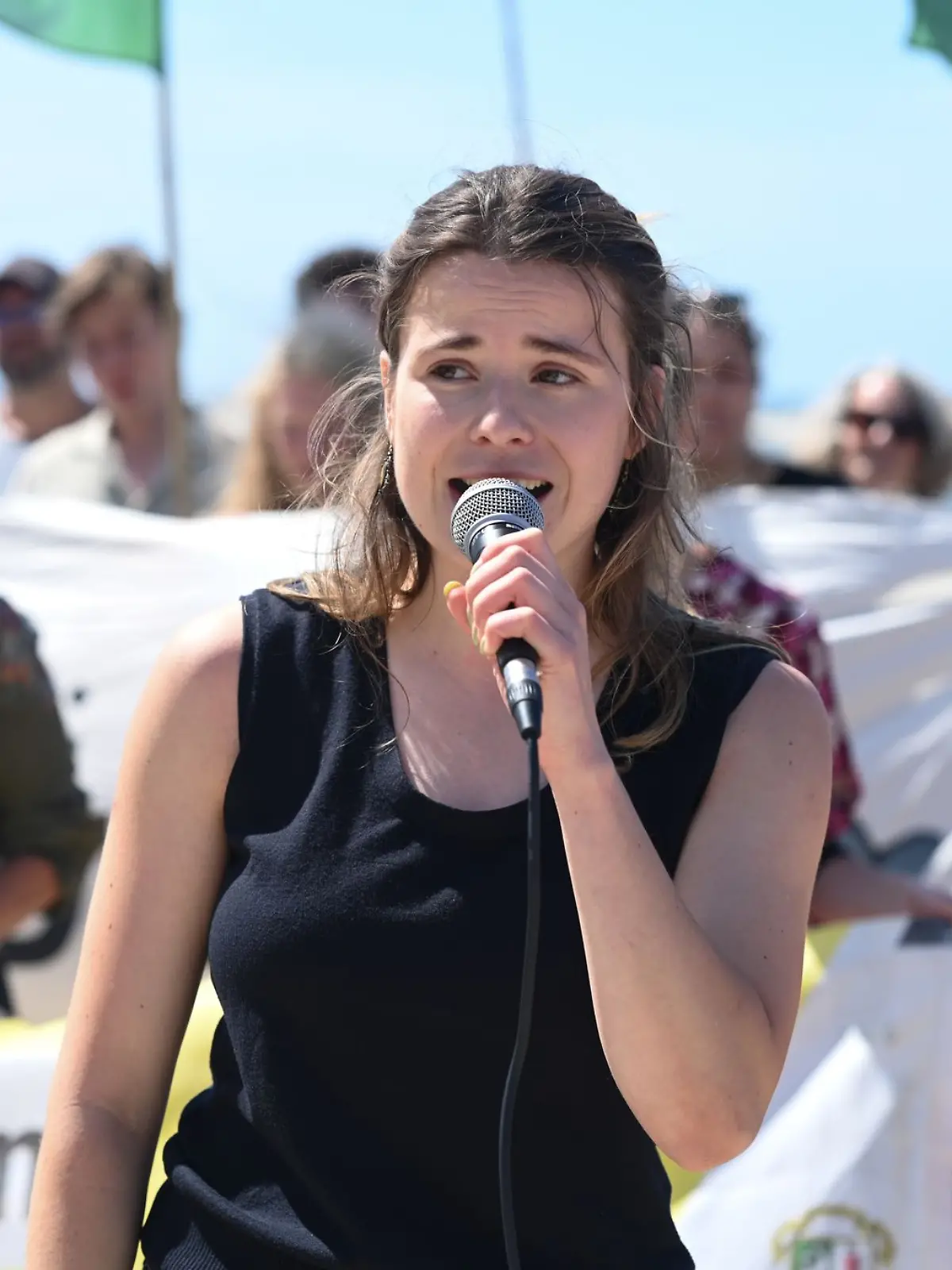 Bild zu: "„Man entlastet reiche Raser!“ Luisa Neubauer geht auf Kanzler Merz los"