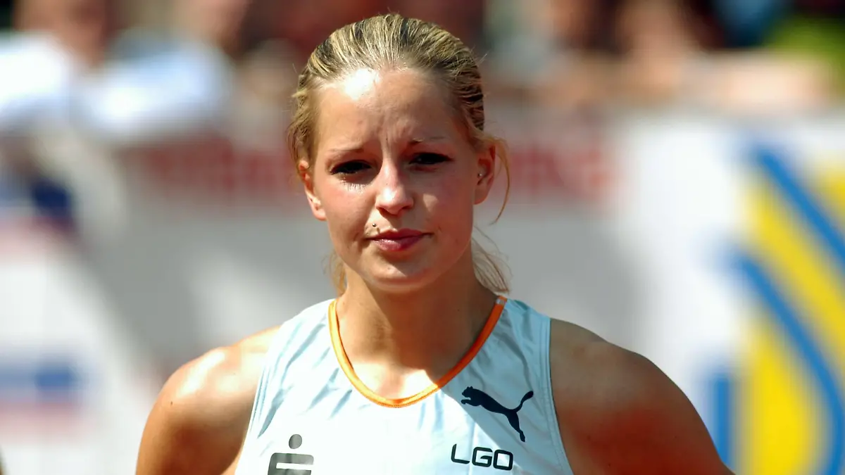 Bildnummer: 00847107 Datum: 15.06.2003 Copyright: imago/Weckelmann
Sina Schielke (LG Olympia Dortmund / Deutschland); Vdig, quer, close, 100m, 100 m, Meter, Sprint, Kurzstrecke, Sparkassen-DLV-Meeting 2003, Leichtathletikmeeting, Sportfest, Leichtathletiksportfest, Dortmund Leichtathletik Damen Einzel Deutschland Porträt Randmotiv Personen